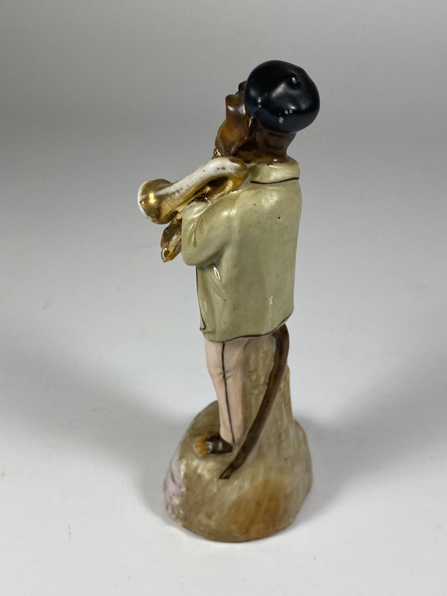 A MEISSEN STYLE FIGURE OF A MONKEY MUSICIAN, HEIGHT 14CM - Image 3 of 4