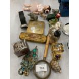 A MIXED LOT TO INCLUDE A MAGNIFYING GLASS, A COMPACT, WADE WHIMSIES, ETC