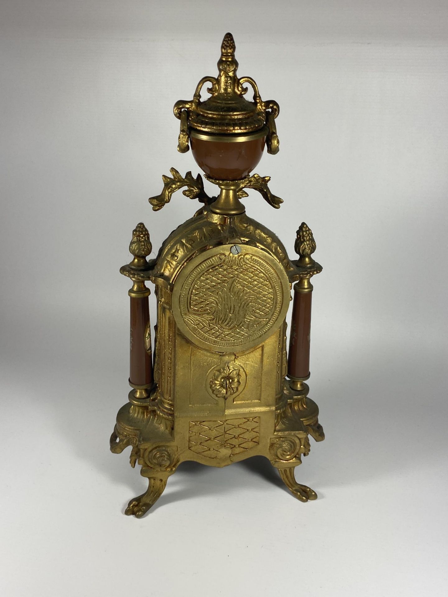 A LIMOGES STYLE DECORATIVE BRASS MANTLE CLOCK, CONVERTED TO BATTERY, HEIGHT 41CM - Image 4 of 6