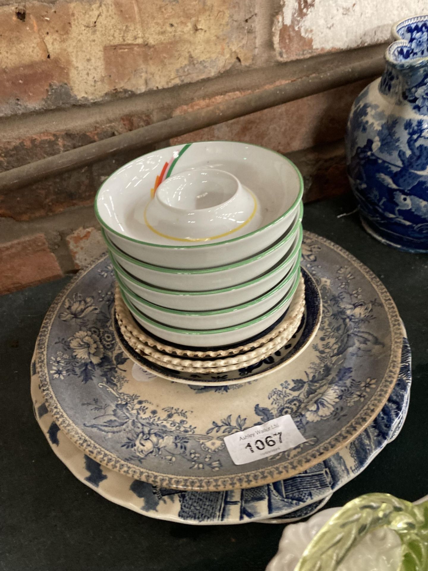 A MIXED LOT OF CERAMICS TO INCLUDE BLUE AND WHITE PLATES, ITALIAN RICHARD GINORI EXAMPLES ETC - Image 2 of 4