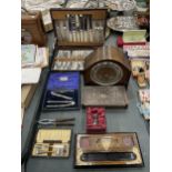 VARIOUS COLLECTABLE ITEMS TO INCLUDE AN OAK MANTLE CLOCK, BOXED NUTCRAKERS, CUT GLASS CLOCK, A