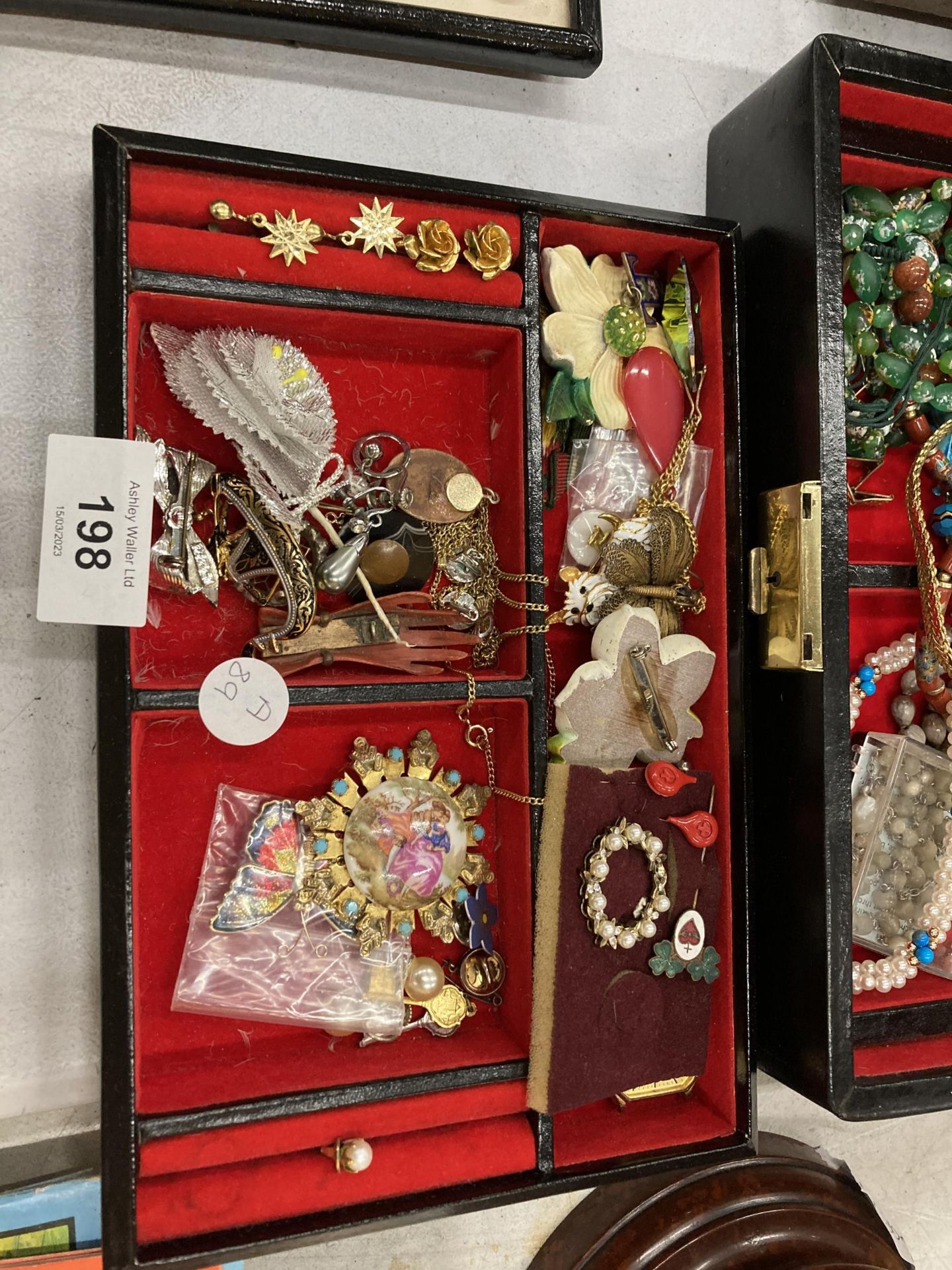 A JEWELLERY BOX WITH COSTUME JEWELLERY - Image 3 of 4