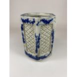 A BLUE AND WHITE ORIENTAL POT WITH PIERCED DESIGN, HEIGHT 15CM