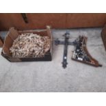 A LARGE QUANTITY OF CHAIN, TWO METAL SHELF BRACKETS AND A CROSS LIGHT FITTING