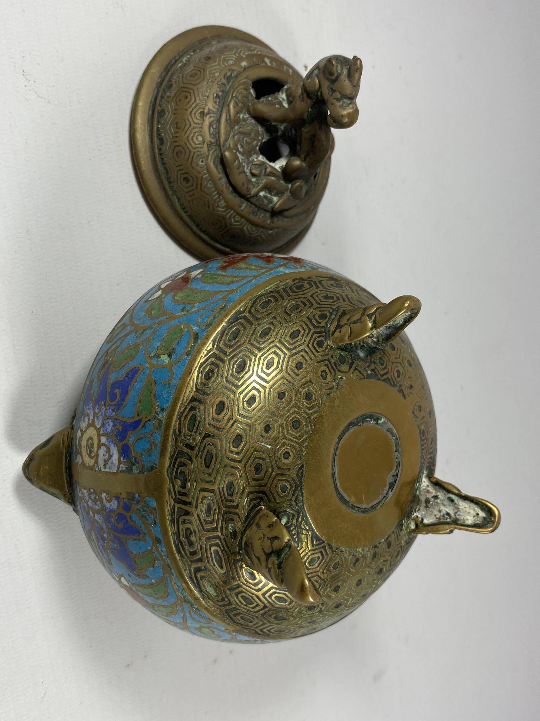 A CHINESE CLOISONNE AND BRASS LIDDED INCENSE BURNER ON TRIPOD BASE AND ANIMAL DESIGN FINIAL, - Image 3 of 4
