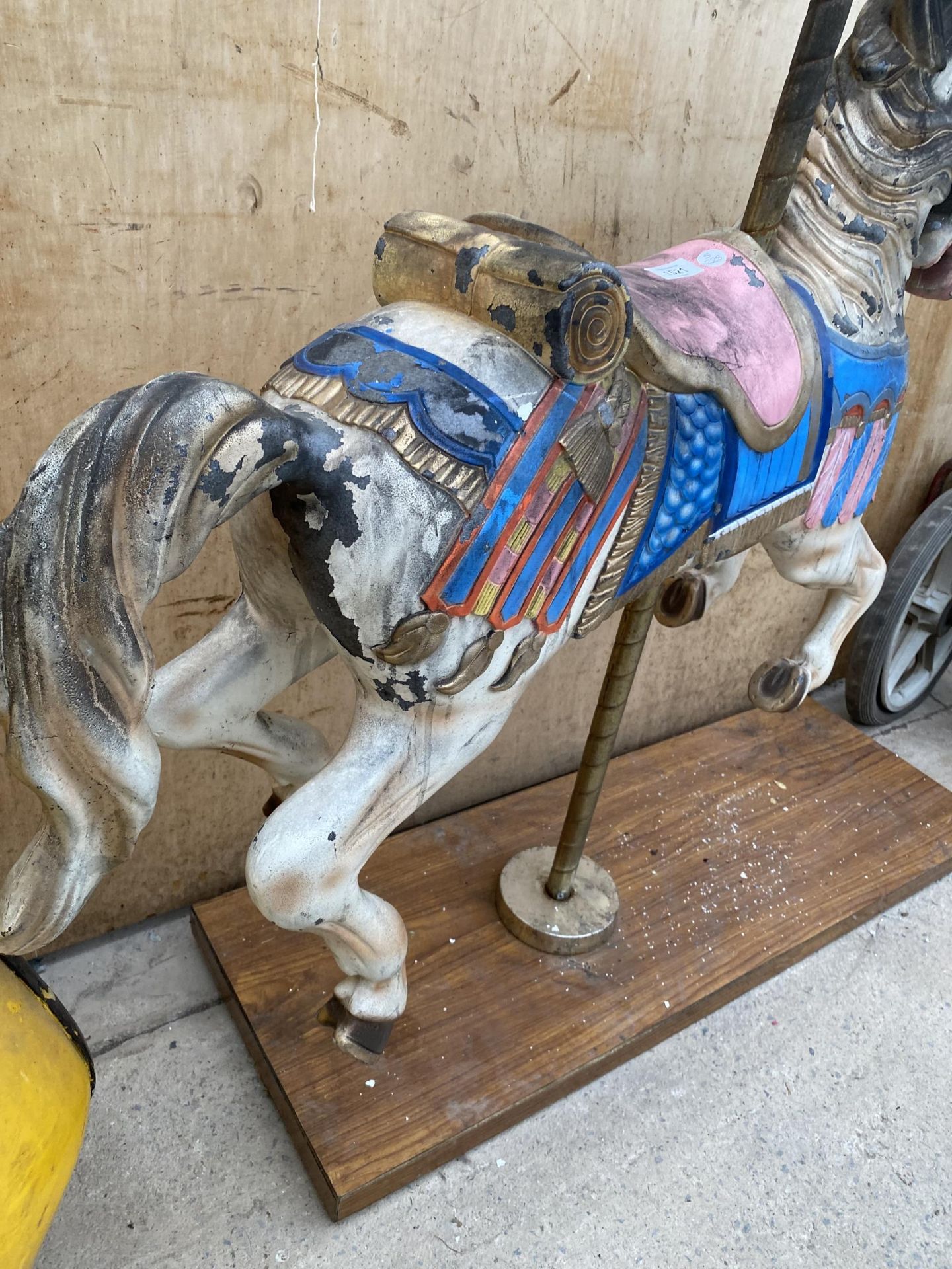 A VINTAGE CAROUSEL HORSE FAIRGROUND RIDE MOUNTED ON A WOODEN PLINTH - Image 4 of 6