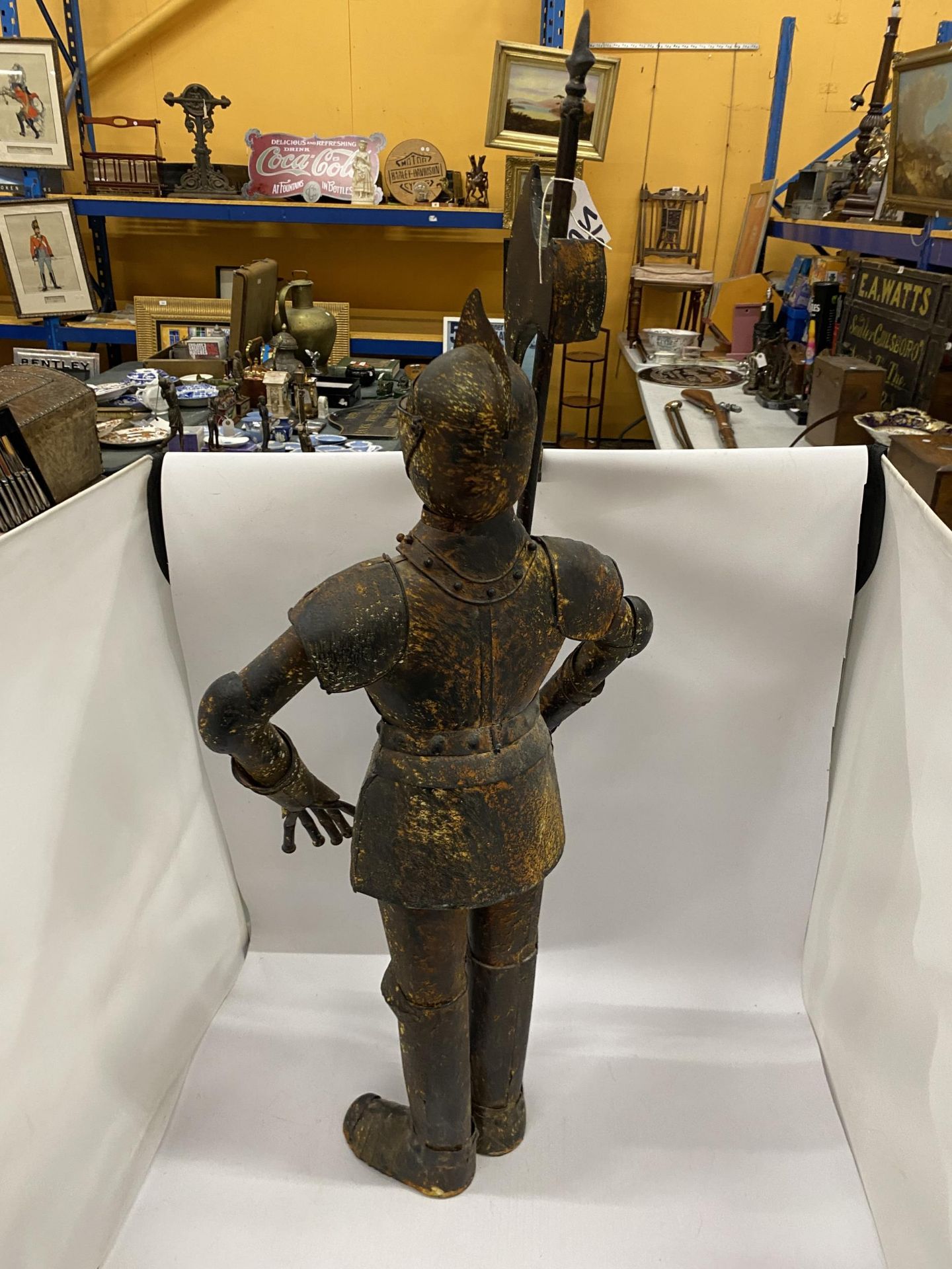 A LARGE DECORATIVE METAL MODEL OF A KNIGHT IN ARMOUR, HEIGHT 89.5CM - Bild 3 aus 4