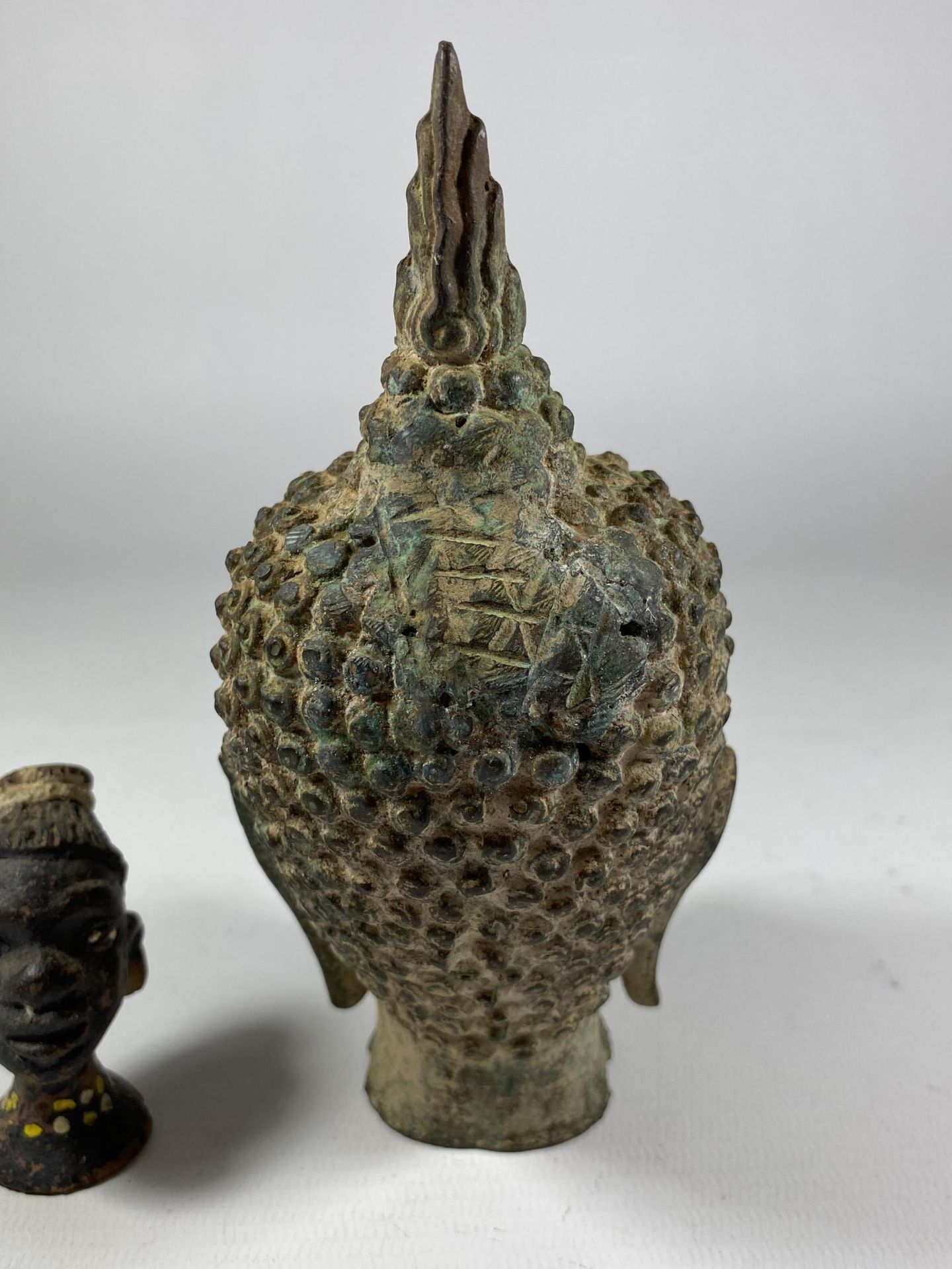 TWO ITEMS TO INCLUDE A ANTIQUE METAL BUDDHA HEAD MODEL, HEIGHT 15CM - Image 4 of 6