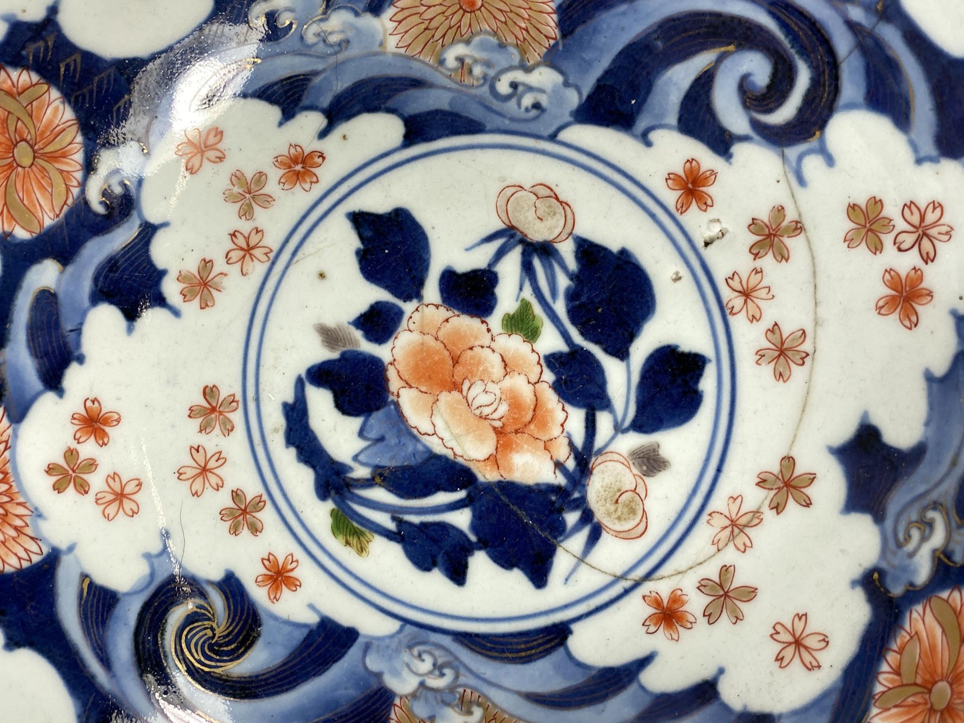 A LARGE JAPANESE MEIJI PERIOD (1868-1912) IMARI PORCELAIN FRUIT BOWL, FLORAL AND DOUBLE RING MARK TO - Image 5 of 9
