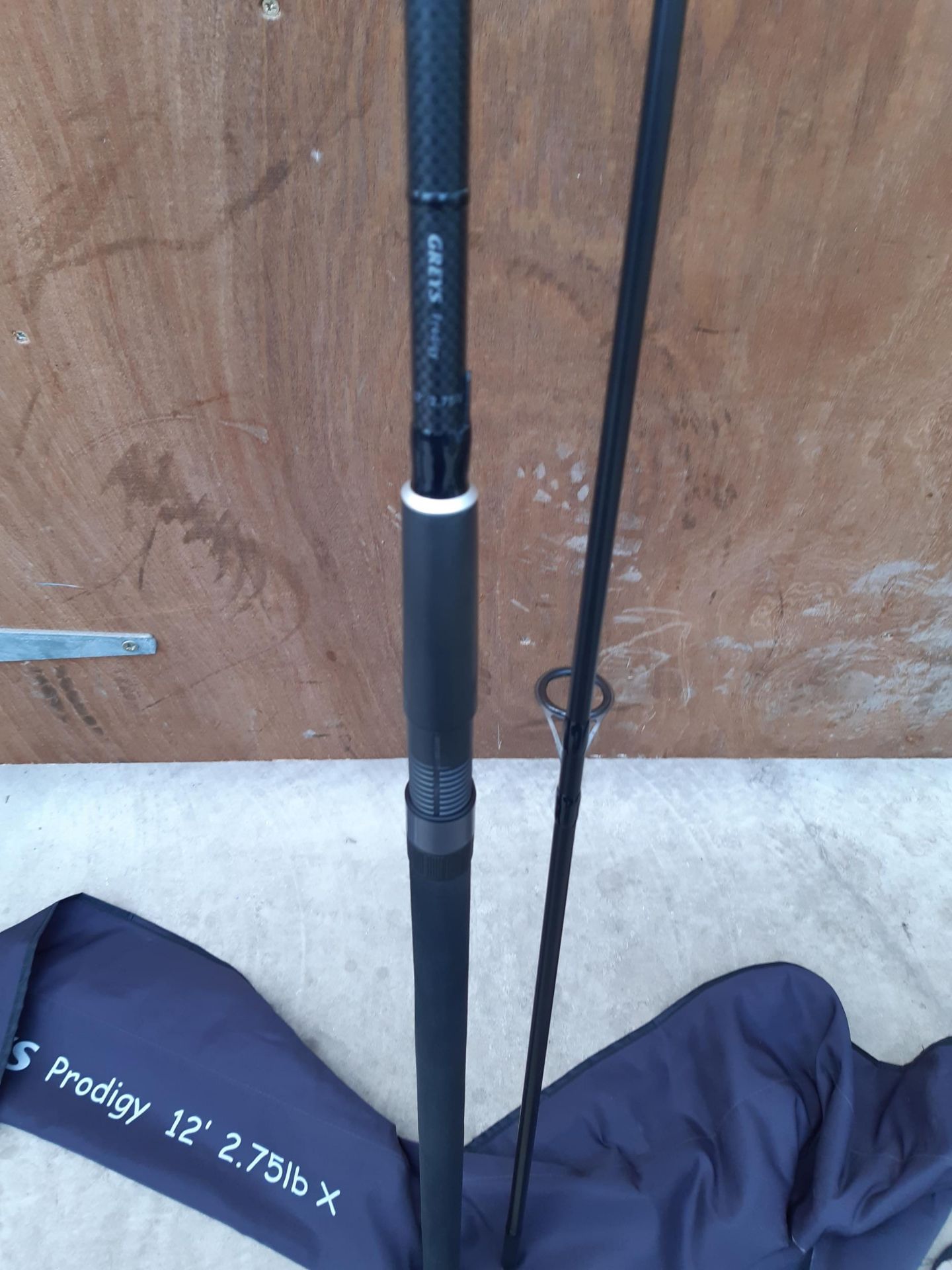A 12FT 2.75LB GREYS PRODIGY CARP FISHING ROD. VENDOR STATES IT HAS ONLY BEEN USED TWICE - Image 5 of 8