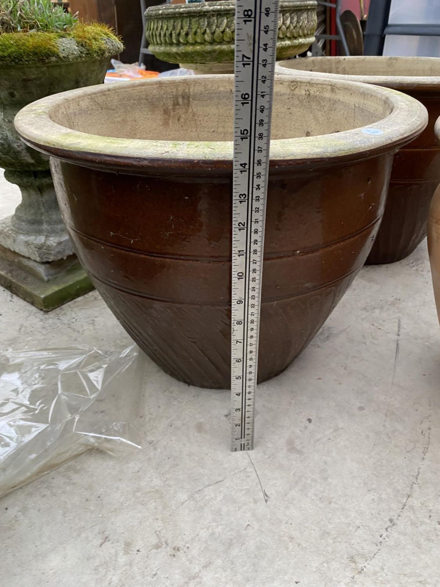 A PAIR OF LARGE CIRCULAR BROWN GLAZED PLANT POTS AND A FURTHER GLAZED TERACOTTA PLANT POT - Image 3 of 5