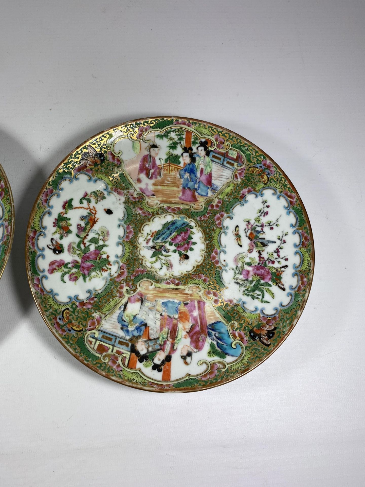A PAIR OF 19TH CENTURY CHINESE CANTON FAMILLE ROSE MEDALLION PLATES, DIAMETER 20CM - Image 3 of 5