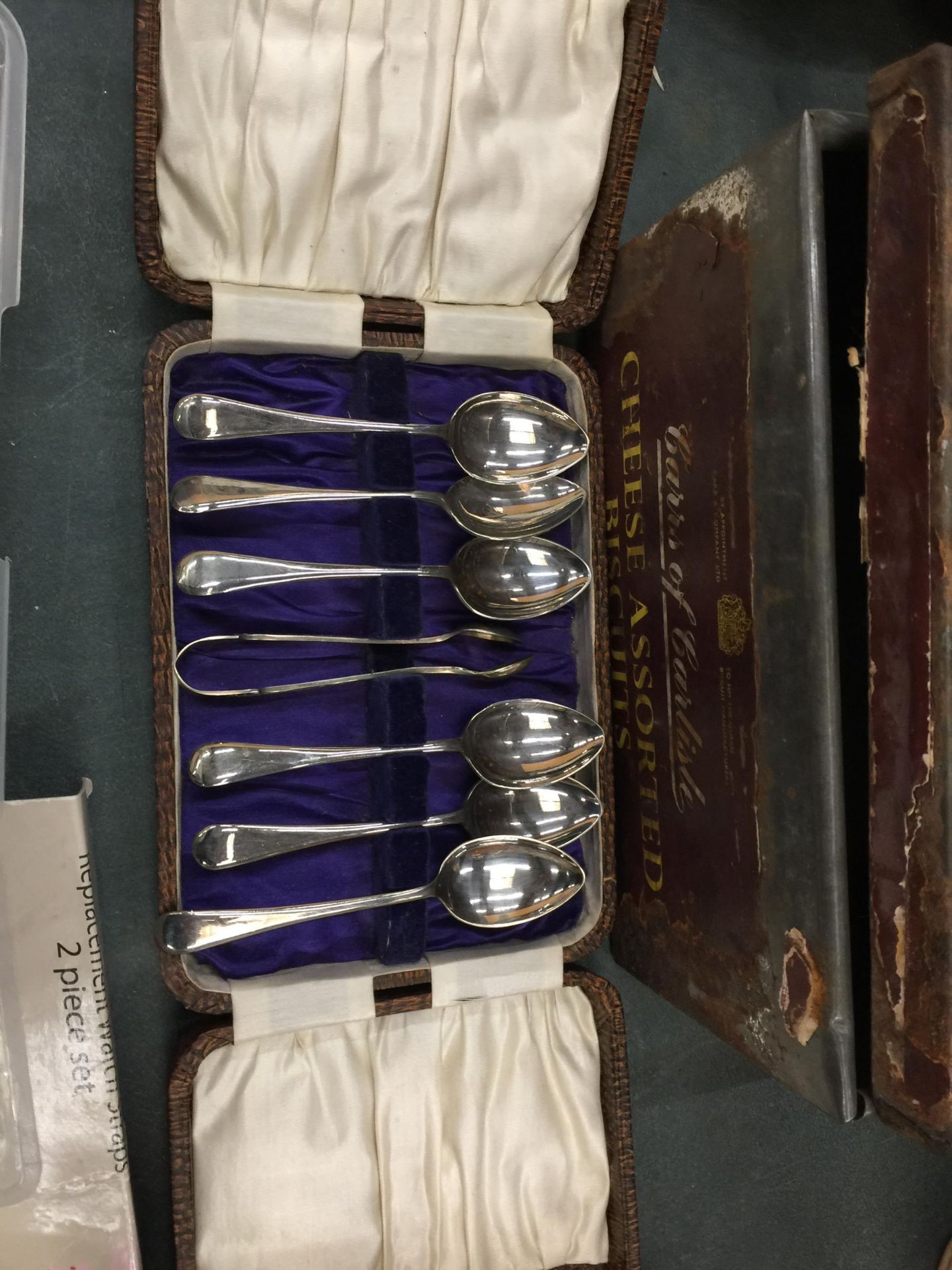VARIOUS COLLECTABLE ITEMS TO INCLUDE A COLLECTION OF WATCHES, A BOXED SET OF TEASPOONS AND NIPS - Image 3 of 4