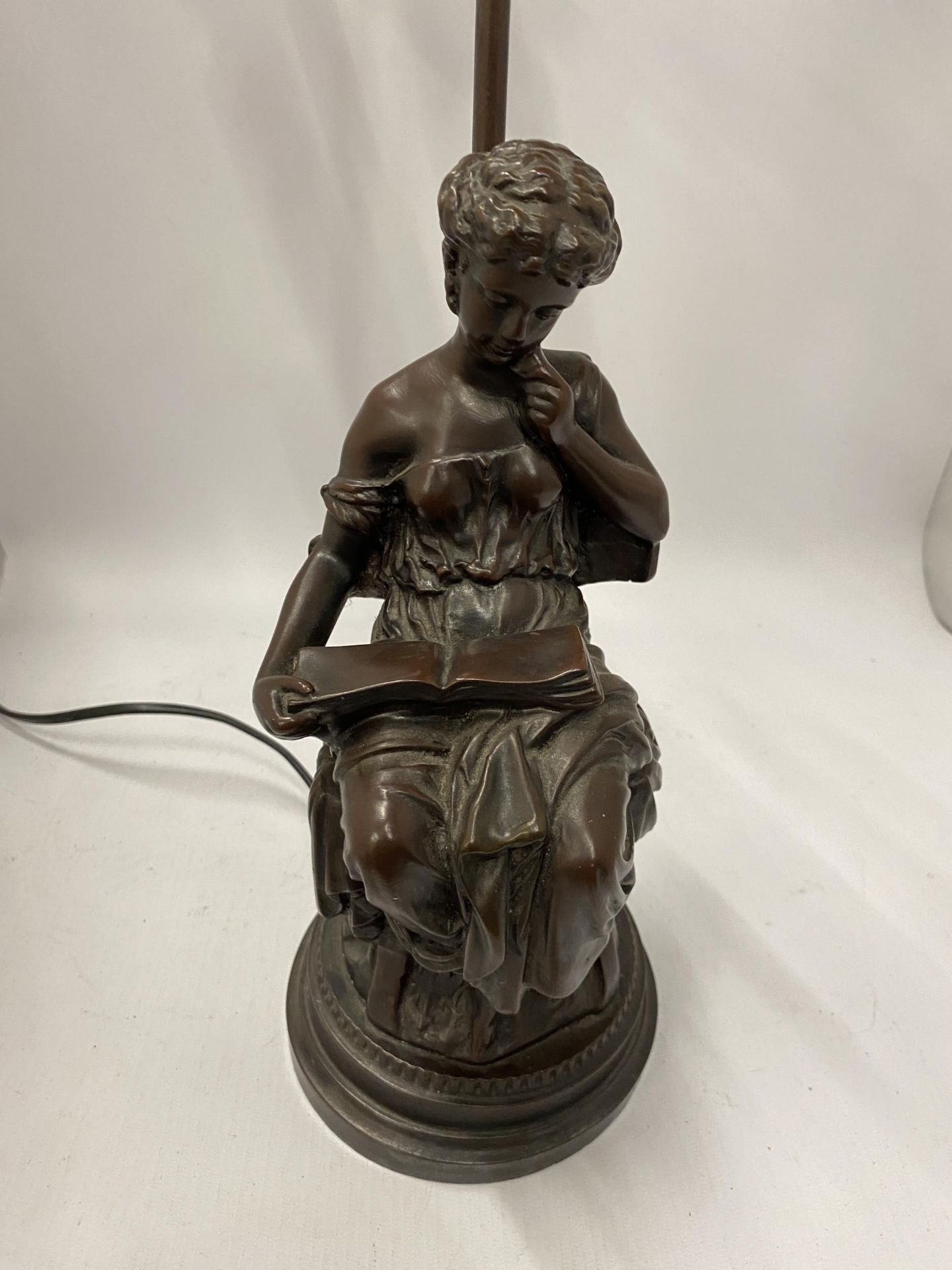 AN ART NOUVEAU SPELTER FIGURAL TABLE LAMP, HEIGHT 60CM - Image 2 of 3