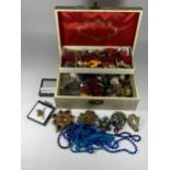 A JEWELLERY BOX CONTAINING ASSORTED COSTUME JEWELLERY, BROOCHES ETC