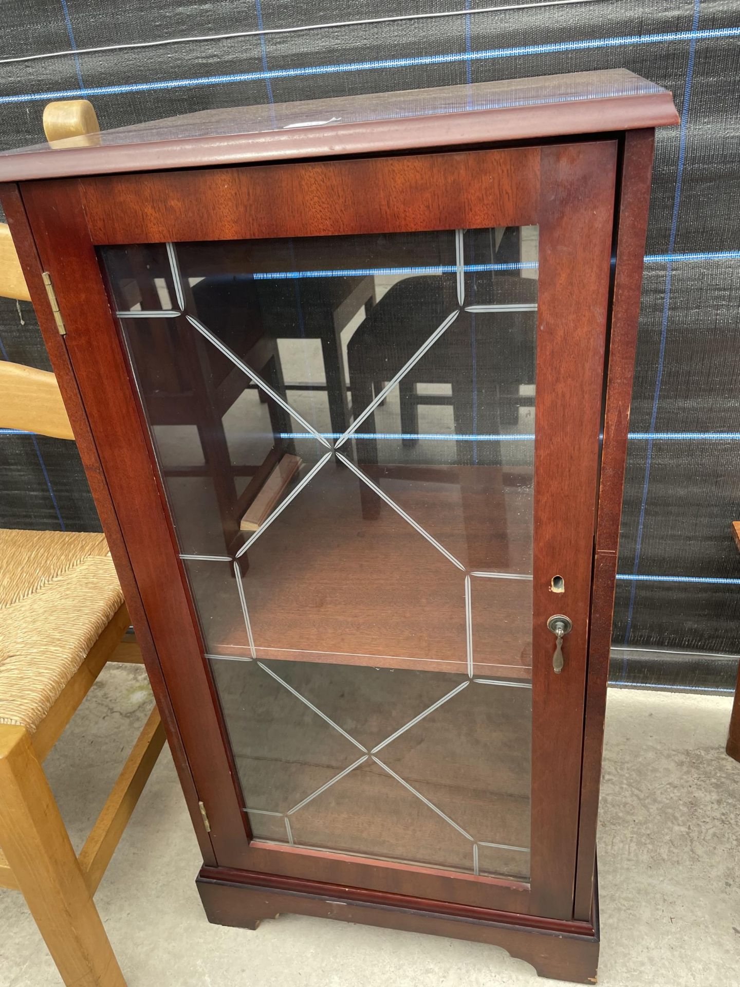 A MODERN MAHOGANY HI-FI CABINET - Image 3 of 3