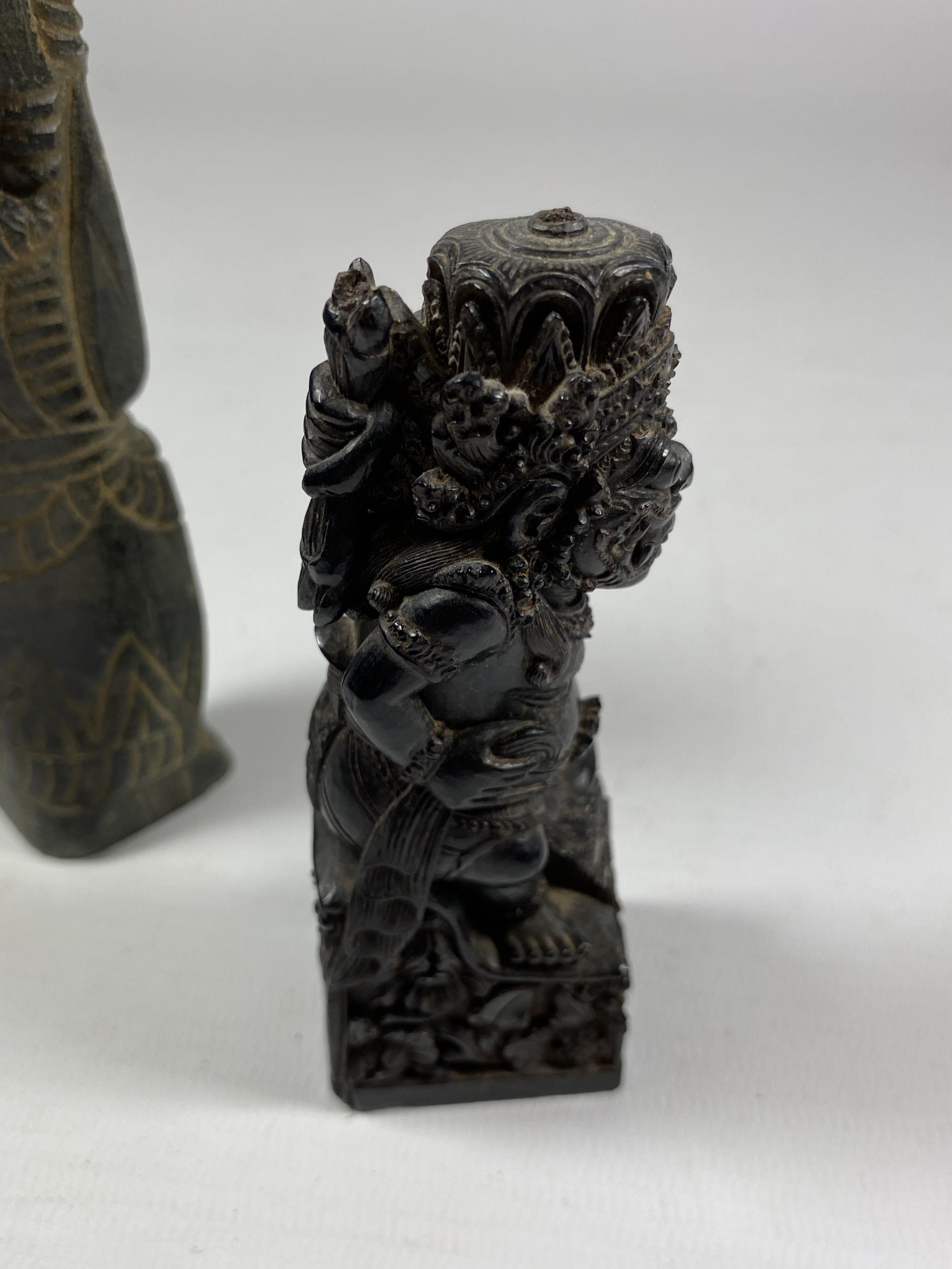 TWO UNUSUAL ITEMS TO INCLUDE A CHINESE DRAGON DESIGN SEAL AND POTTERY FIGURE, HEIGHT 13.5CM - Image 4 of 6