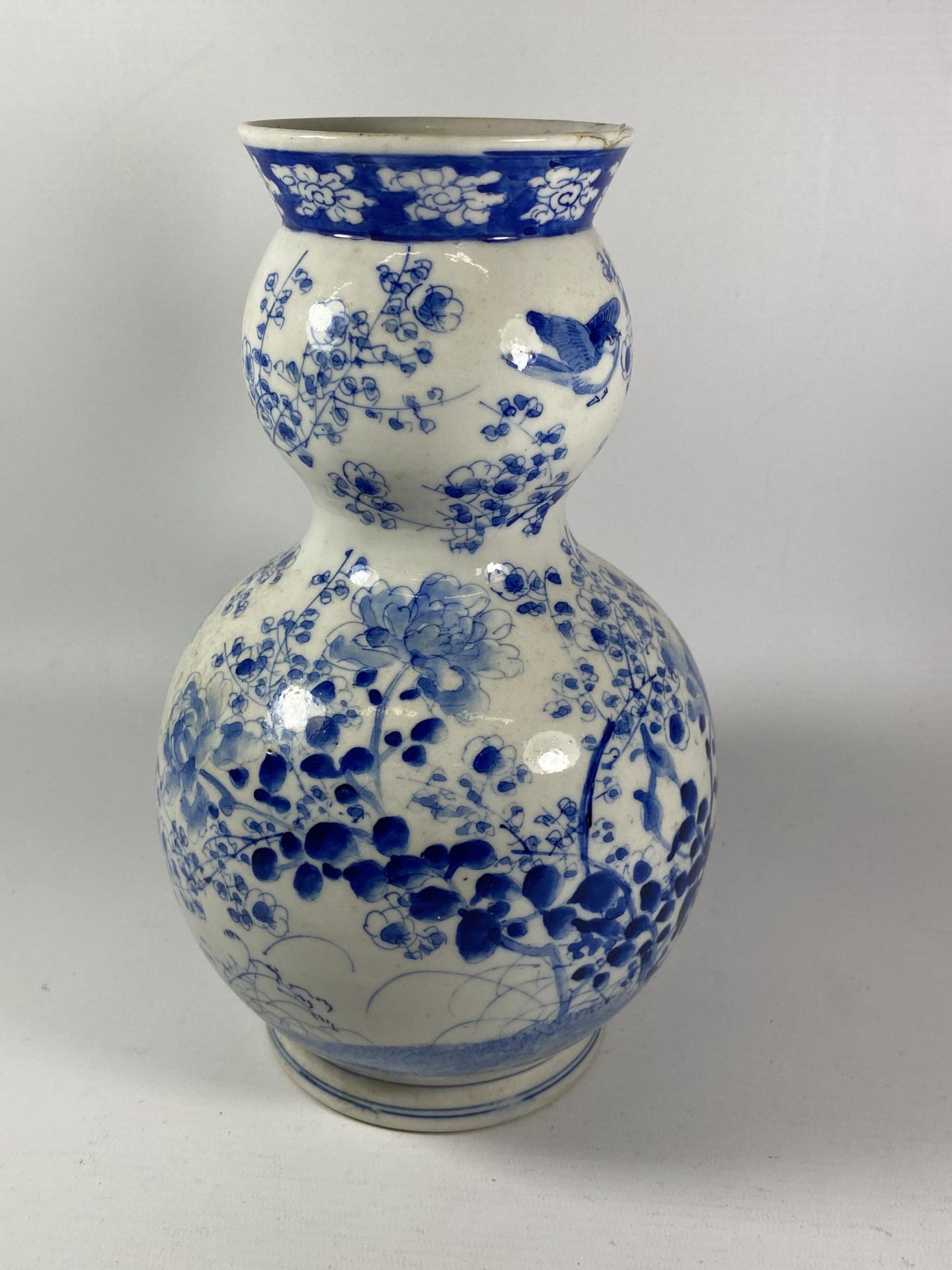 A JAPANESE MEIJI PERIOD (1868-1912) BLUE AND WHITE DOUBLE GOURD VASE, HEIGHT 26CM - Image 2 of 5