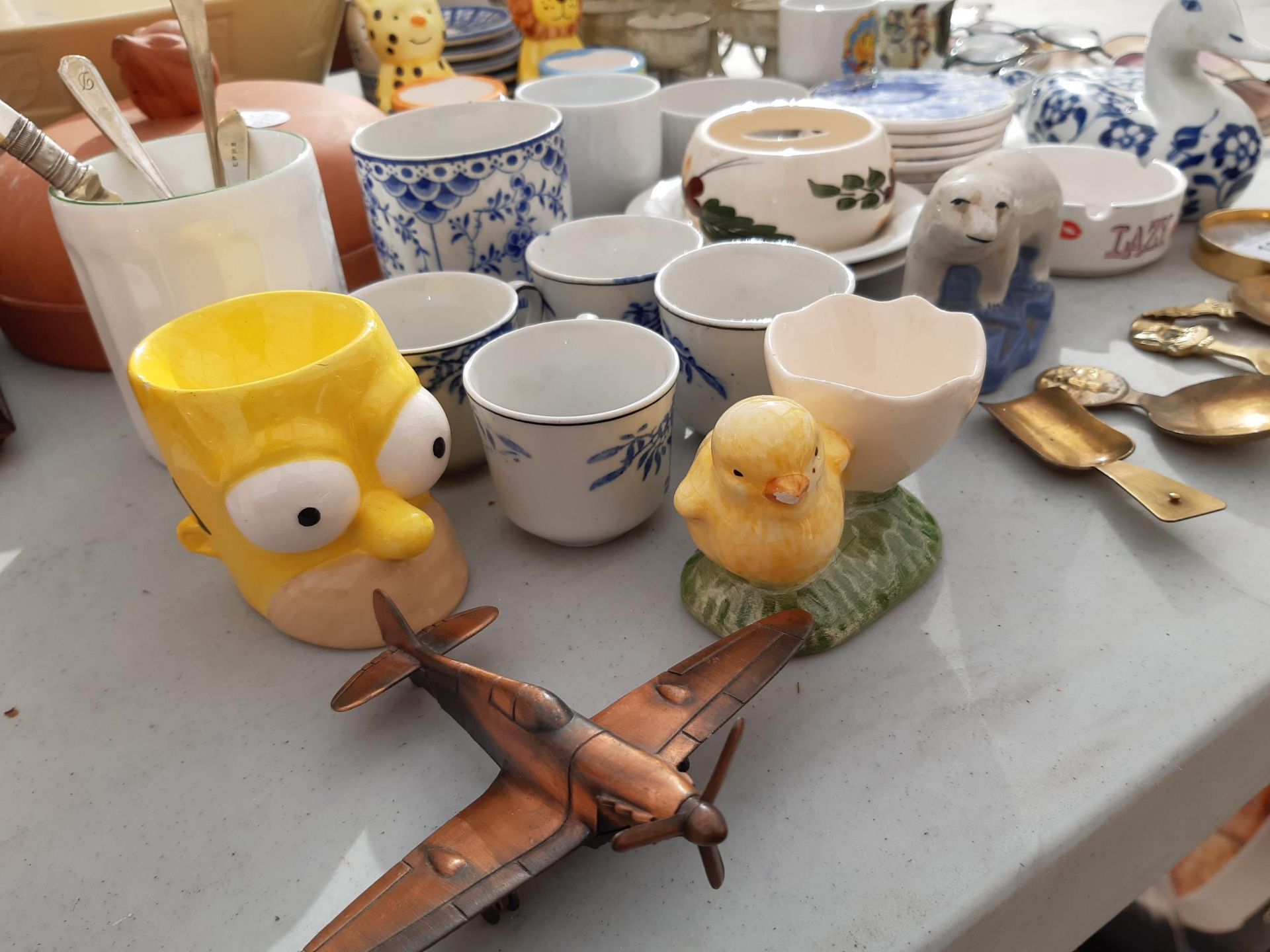 AN ASSORTMENT OF CERAMICS TO INCLUDE EGG CUPS AND A CELERY POT ETC - Image 4 of 4