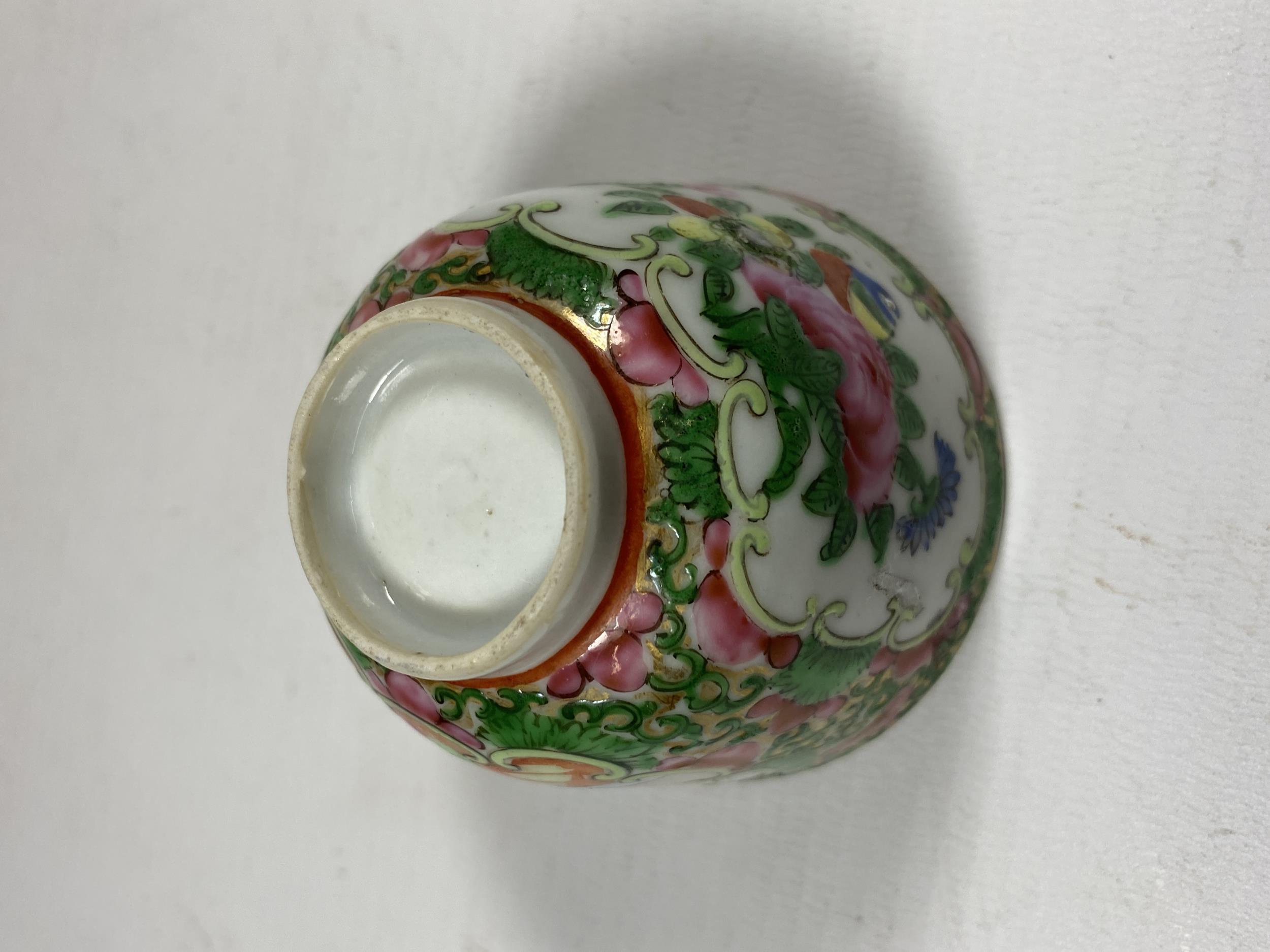 A 19TH CENTURY CHINESE CANTON FAMILLE ROSE TEABOWL, HEIGHT 5CM - Image 3 of 3