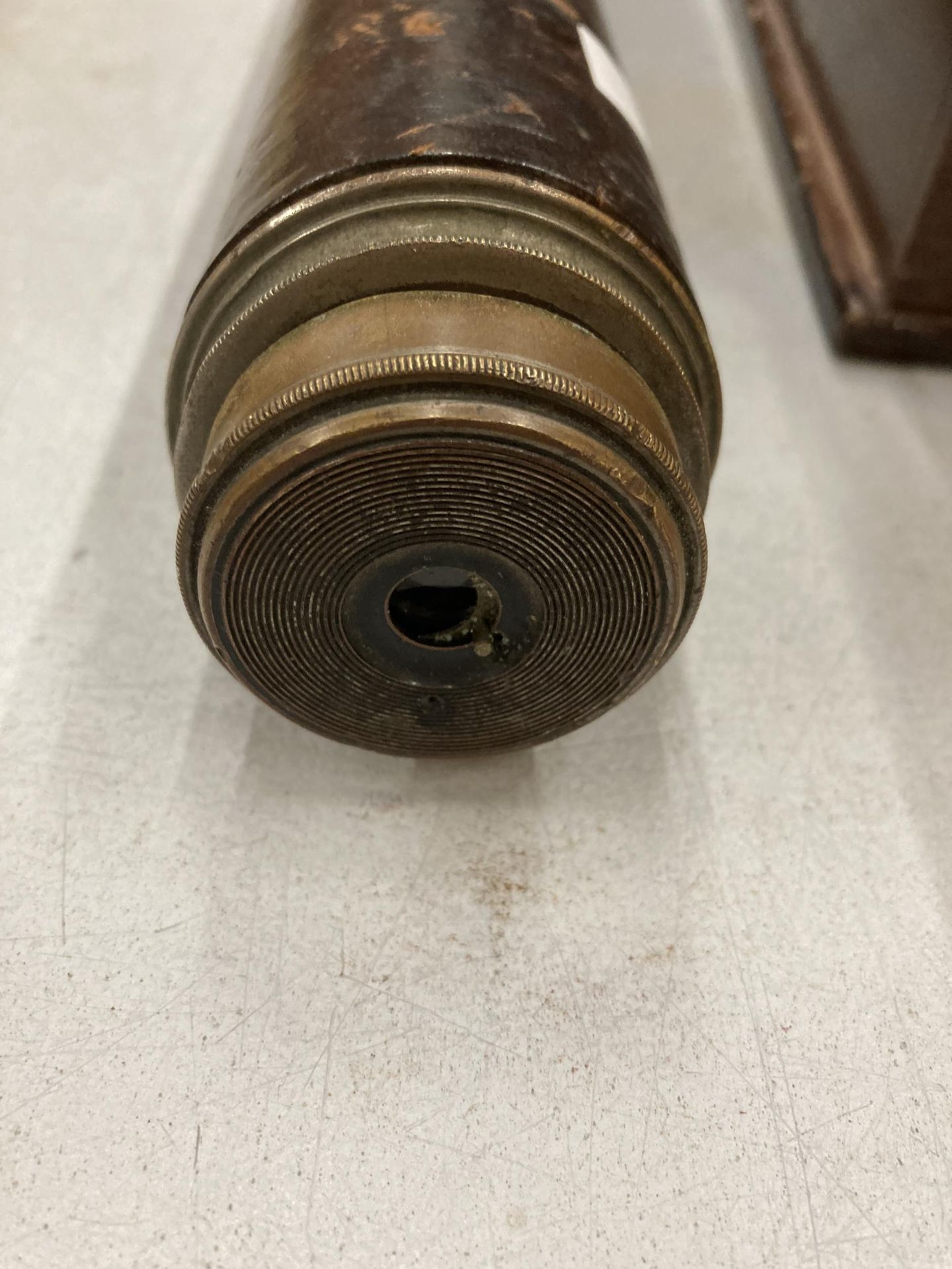 A VINTAGE LEATHER BOUND TELESCOPE - Image 3 of 4