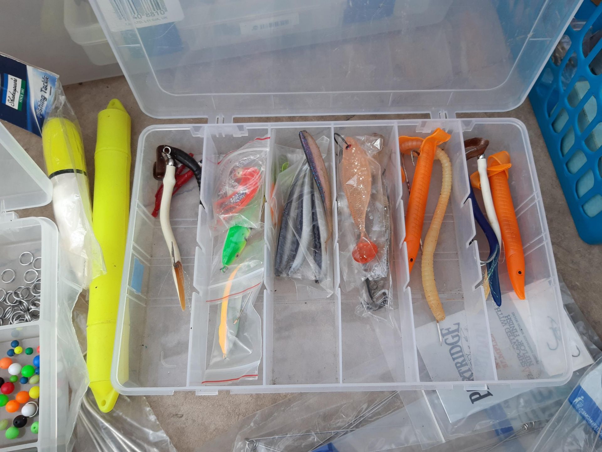 A LARGE QUANTITY OF SEA FISHING EQUIPMENT TO INCLUDE LURES, WEIGHTS AND HOOKS ETC - Image 7 of 9