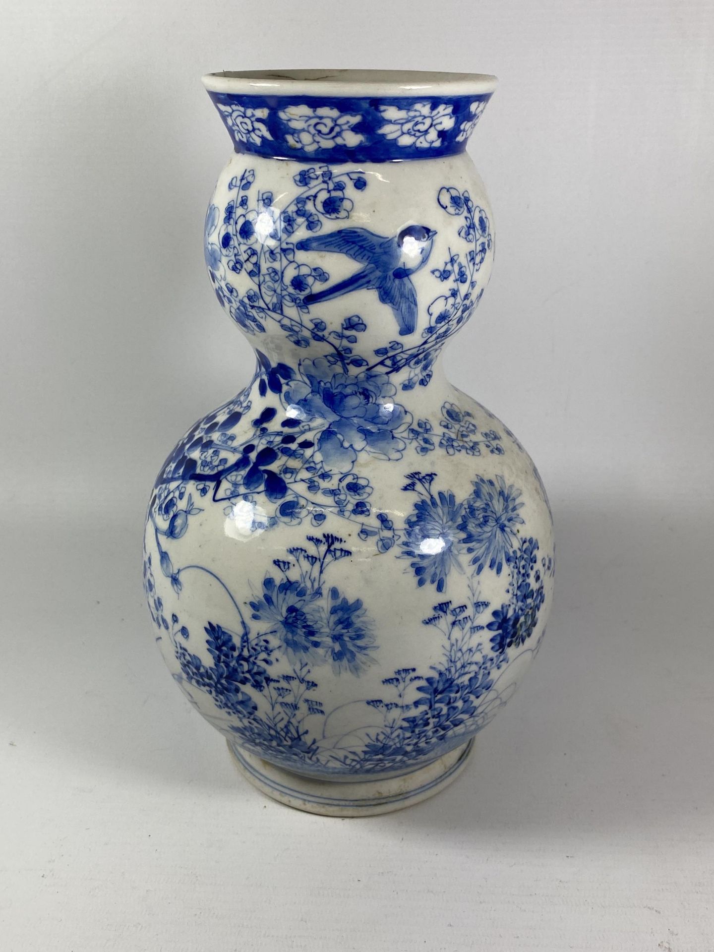 A JAPANESE MEIJI PERIOD (1868-1912) BLUE AND WHITE DOUBLE GOURD VASE, HEIGHT 26CM