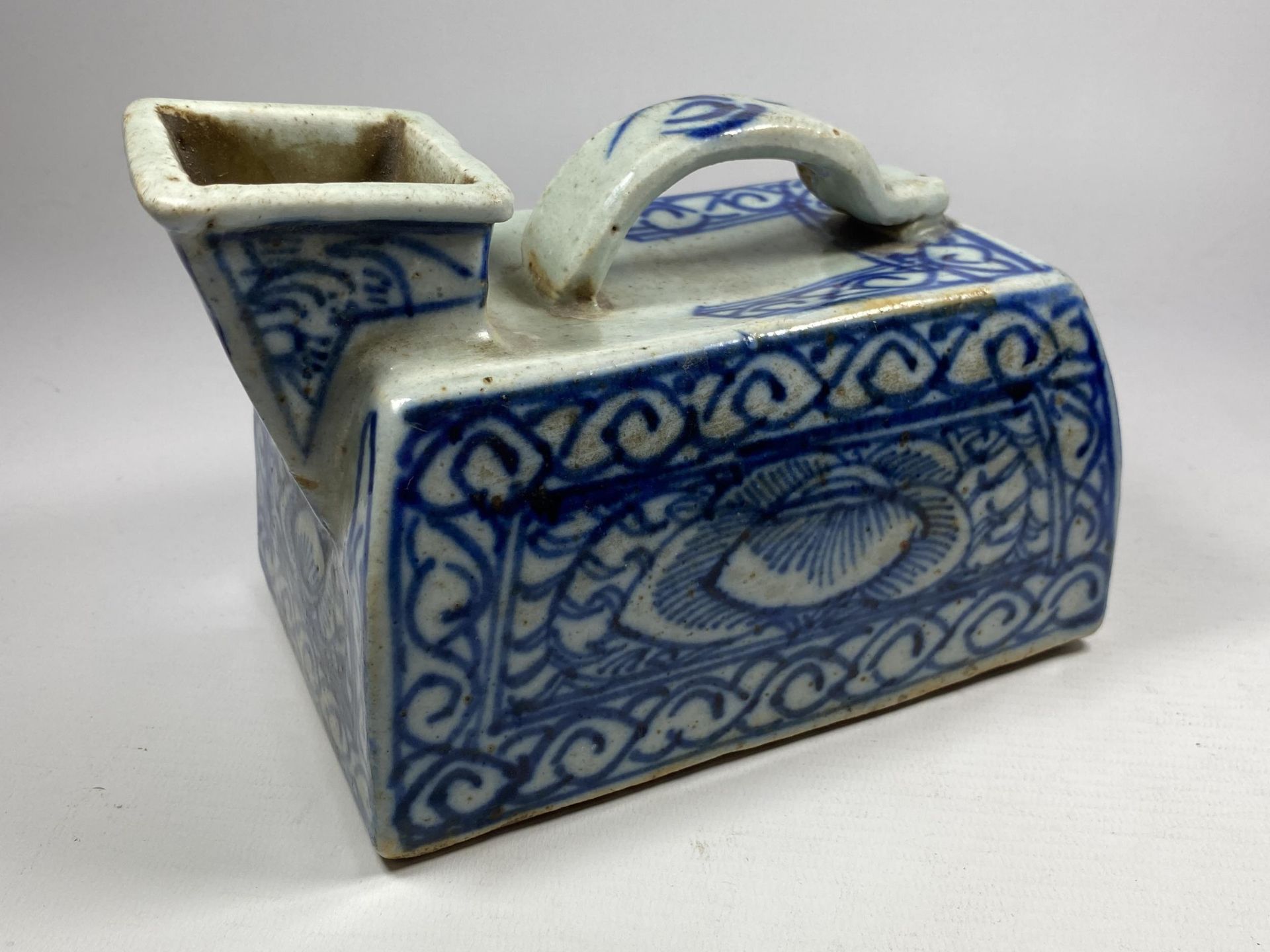 A 19TH CENTURY MING STYLE CHINESE BLUE AND WHITE WATER CARRIER / VESSEL, LENGTH 18CM - Image 2 of 3