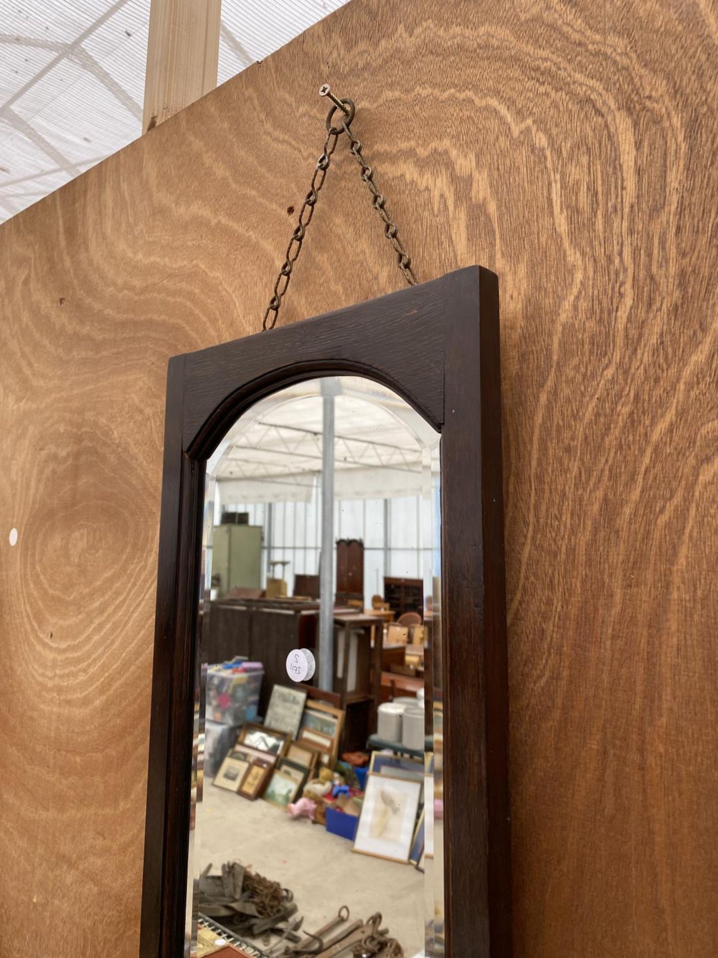 AN OBLONG WOODEN FRAMED WALL MIRROR - Image 2 of 4