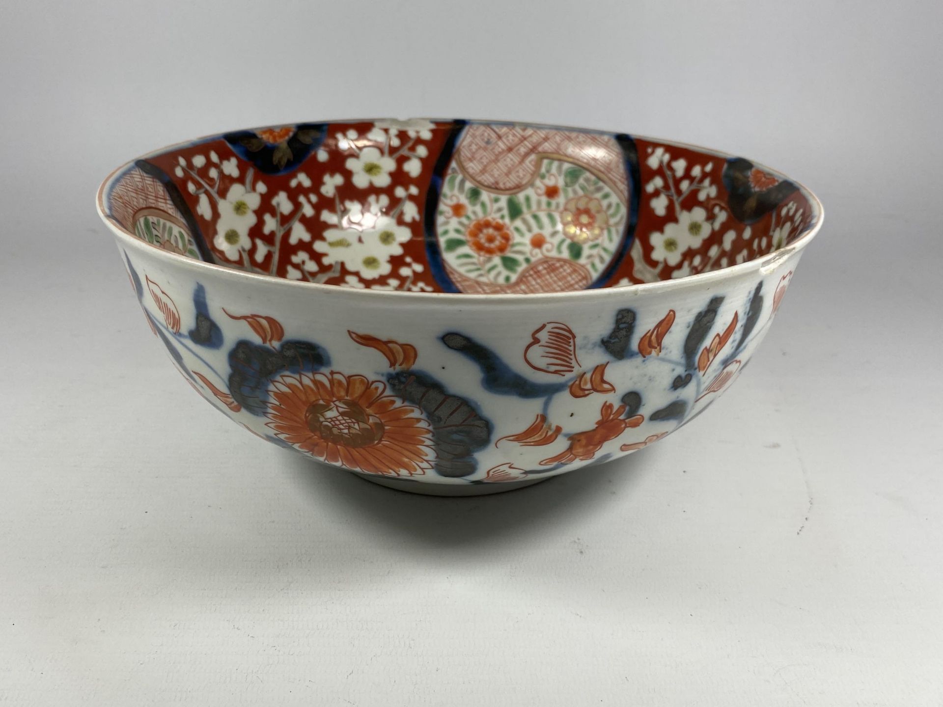 A LARGE JAPANESE MEIJI PERIOD (1868-1912) IMARI FRUIT BOWL WITH RED ENAMELLED FLORAL DESIGN, - Image 3 of 8