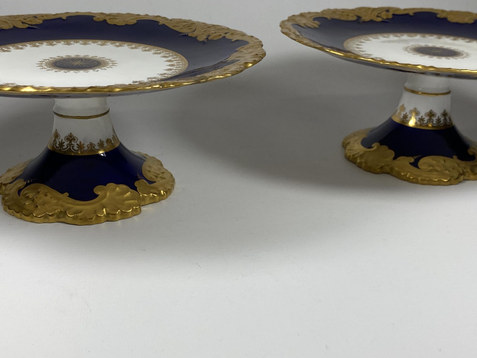 A PAIR OF COPELAND SPODE COBALT BLUE AND GILT PEDESTAL BOWLS, DIAMETER 24CM - Image 4 of 5