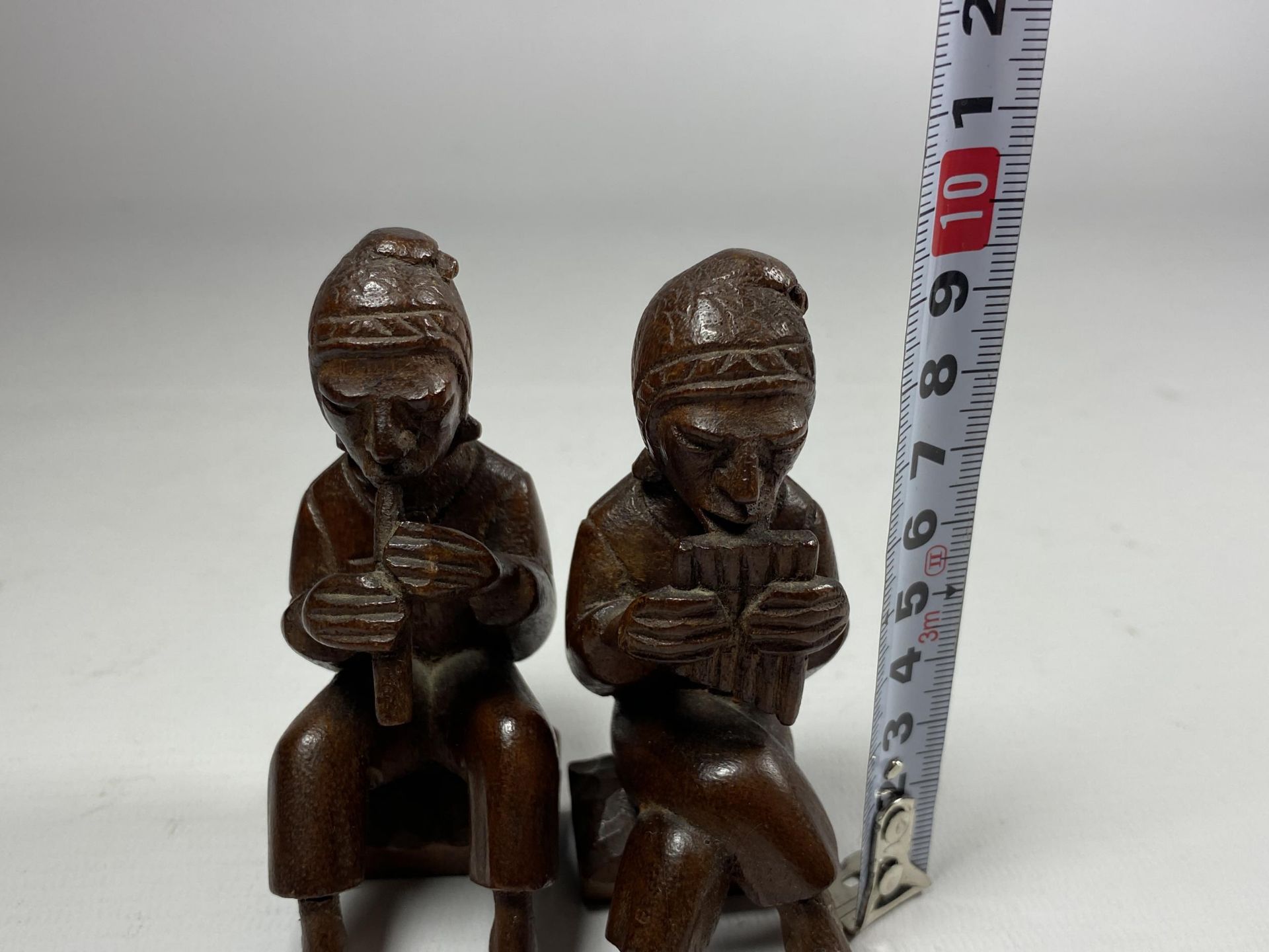 A PAIR OF MINIATURE TRIBAL CARVED WOODEN FIGURES, HEIGHT 9CM - Image 4 of 4