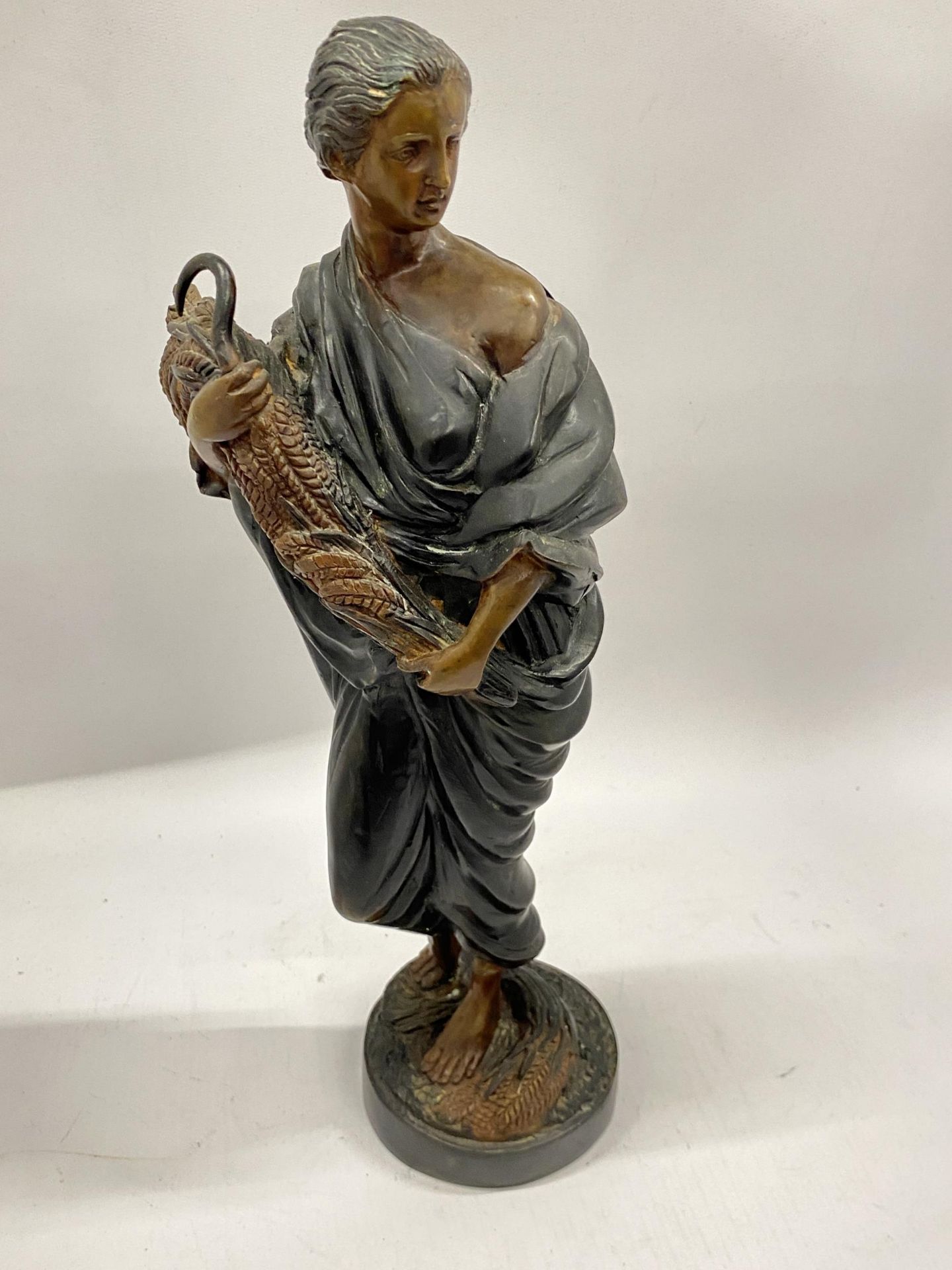 A BRONZE MODEL OF A LADY, HEIGHT 41CM