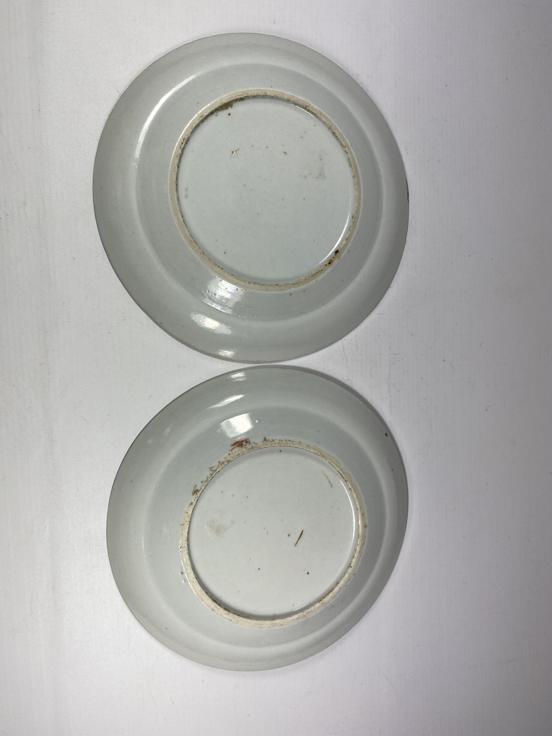 A PAIR OF 19TH CENTURY CHINESE CANTON FAMILLE ROSE MEDALLION PLATES, DIAMETER 20CM - Image 4 of 5