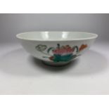 A 19TH CENTURY CHINESE FLORAL BOWL WITH SEAL MARK TO BASE, DIAMETER 16CM