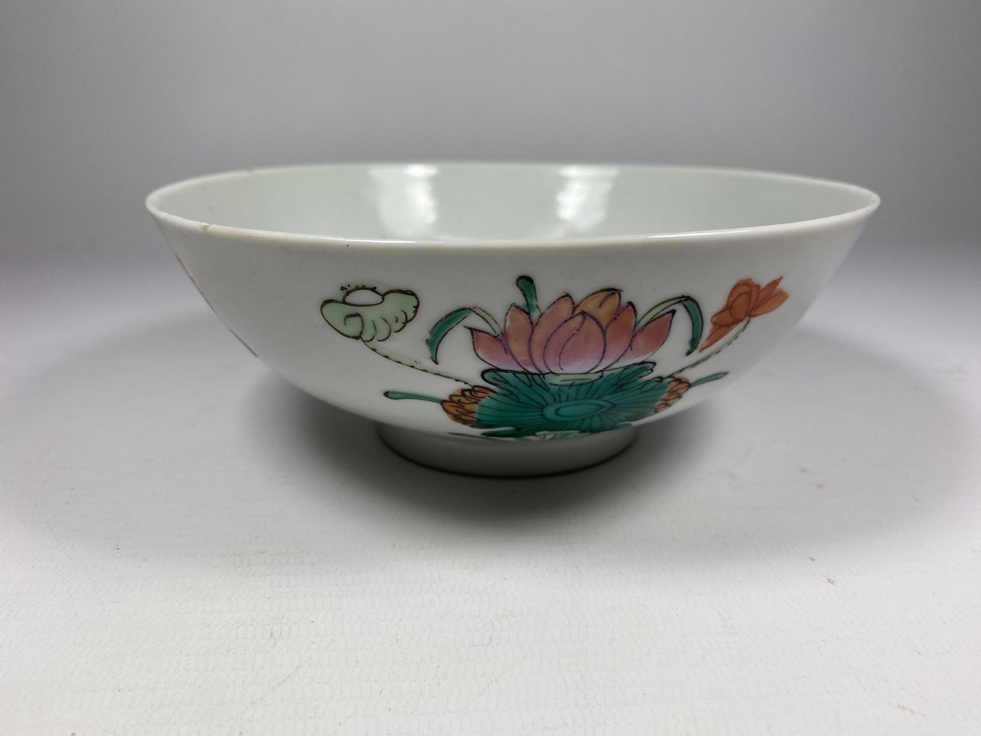 A 19TH CENTURY CHINESE FLORAL BOWL WITH SEAL MARK TO BASE, DIAMETER 16CM