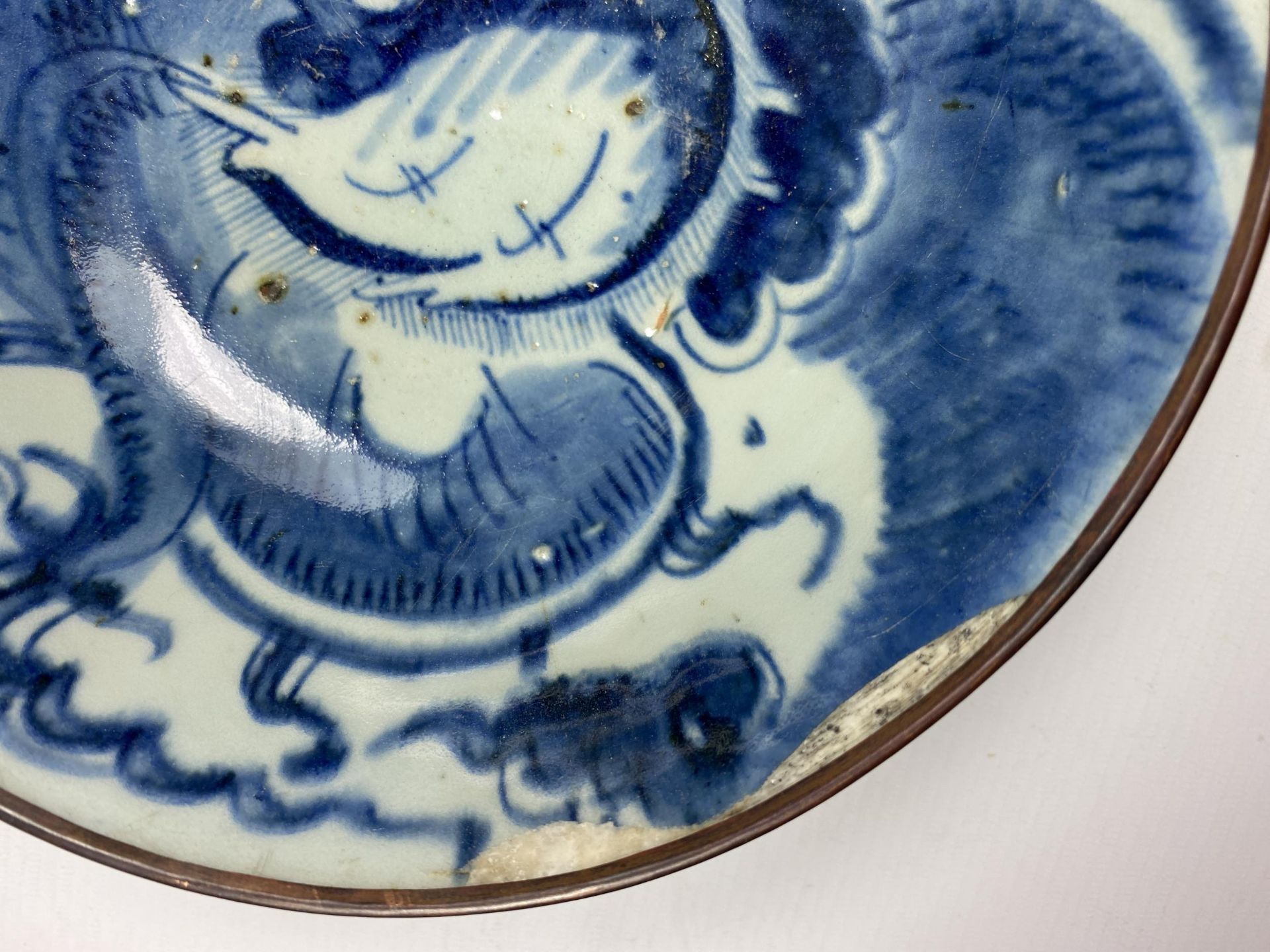 A CHINESE TONGZHI PERIOD 19TH CENTURY BLUE AND WHITE BOWL WITH DRAGON DESIGN, SEAL MARK TO BASE, - Image 8 of 10