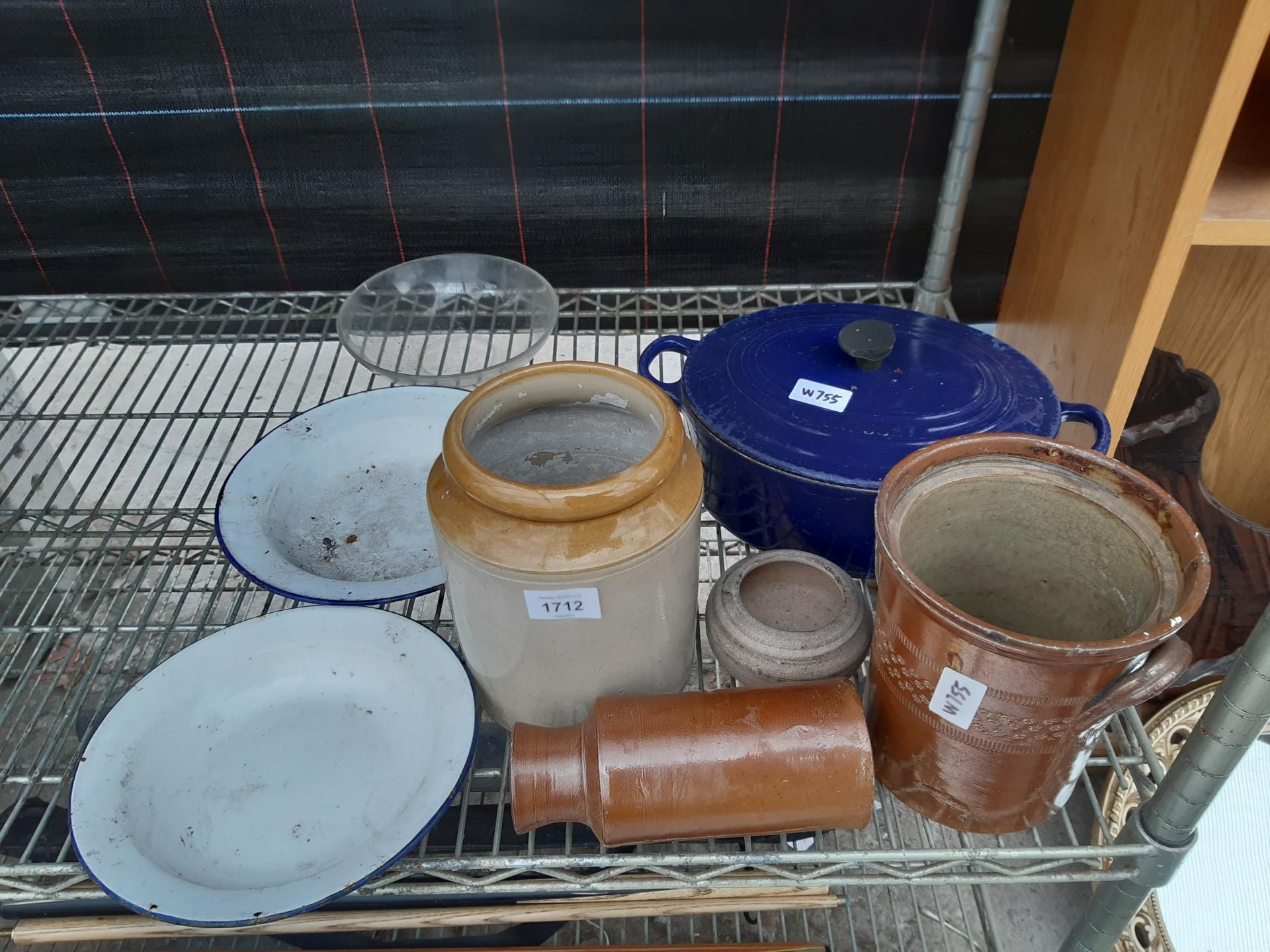 AN ASSORTMENT OF ITEMS TO INCLUDE A LE CREUSET COOKING POT, ENAMEL BOWLS AND STONE WARE POTS ETC