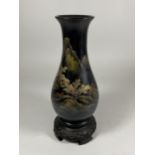 A MID 20TH CENTURY CHINESE FUZHOU BLACK LACQUERED GILT DESIGN VASE ON STAND, HEIGHT 21CM