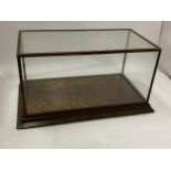 A VINTAGE WOODEN FRAMED DISPLAY CASE, 18 X 32 X 17CM