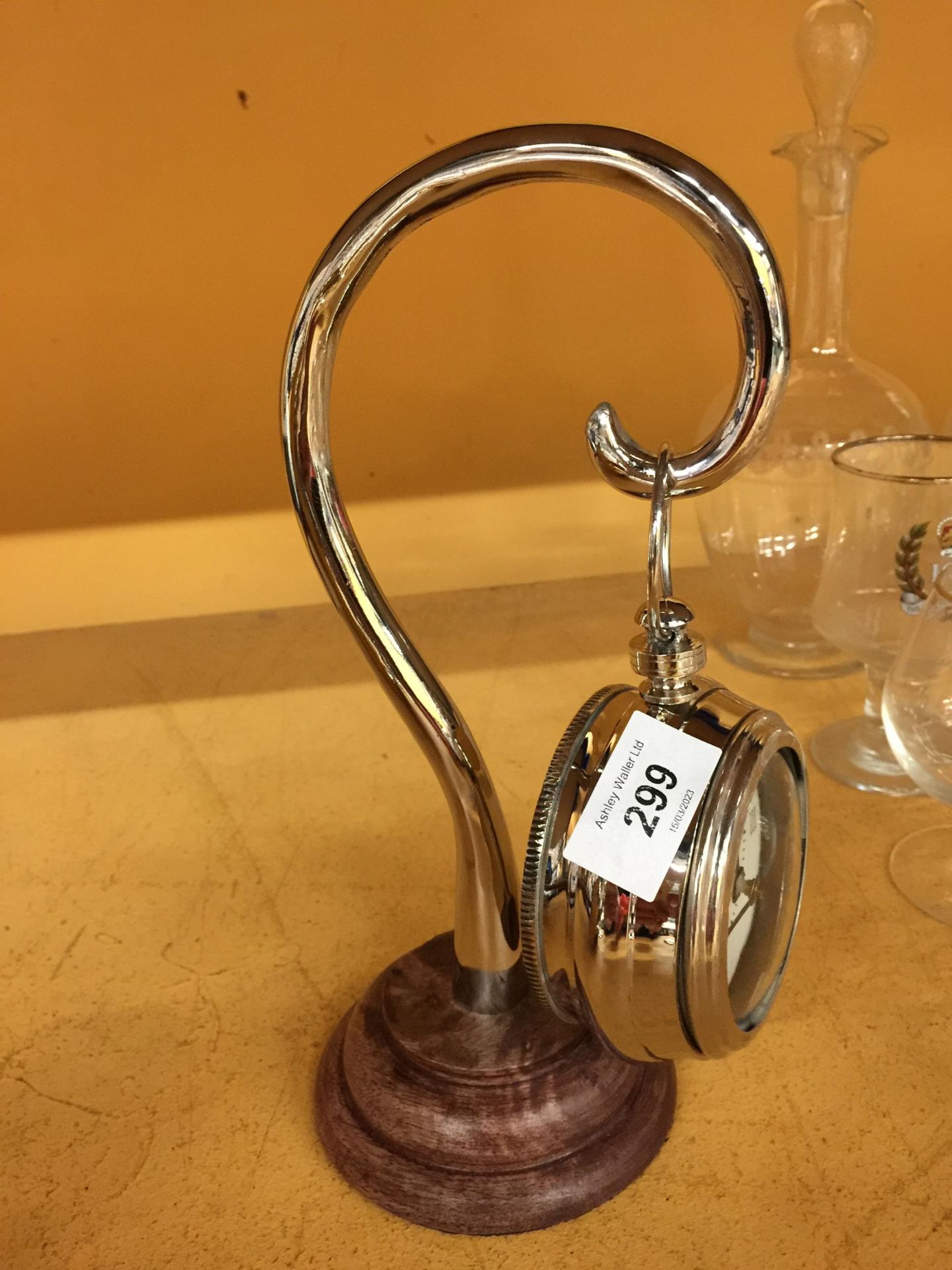 A CHROME POCKET WATCH STYLE CLOCK ON A CHROME STAND WITH WOODEN BASE - Image 2 of 3