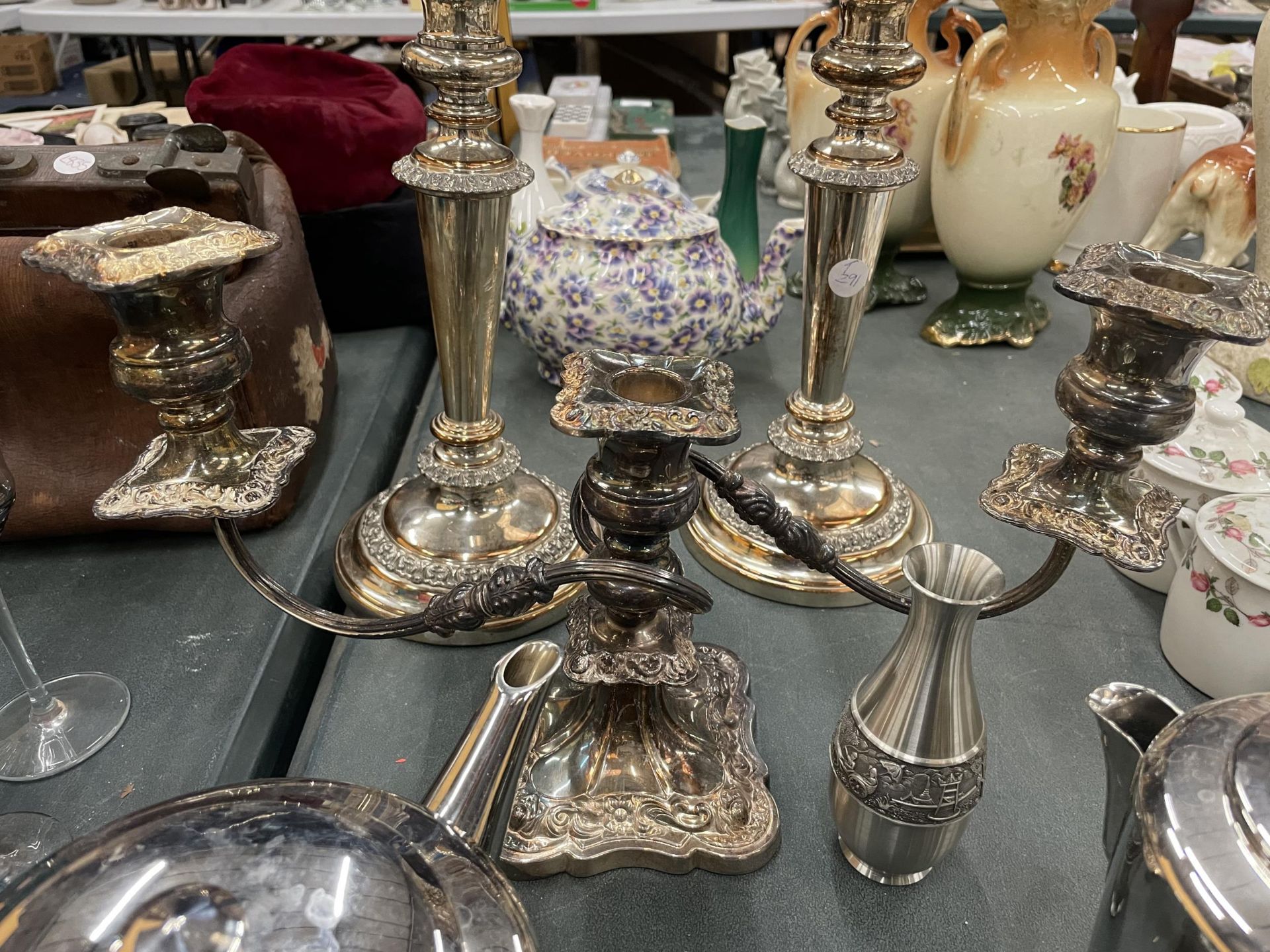 VARIOUS SILVER PALTED ITEMS TO INCLUDE A CANDLEABRA, CANDLESTICKS, HANDLES TRAY, TEA AND COFFEE POTS - Image 3 of 4