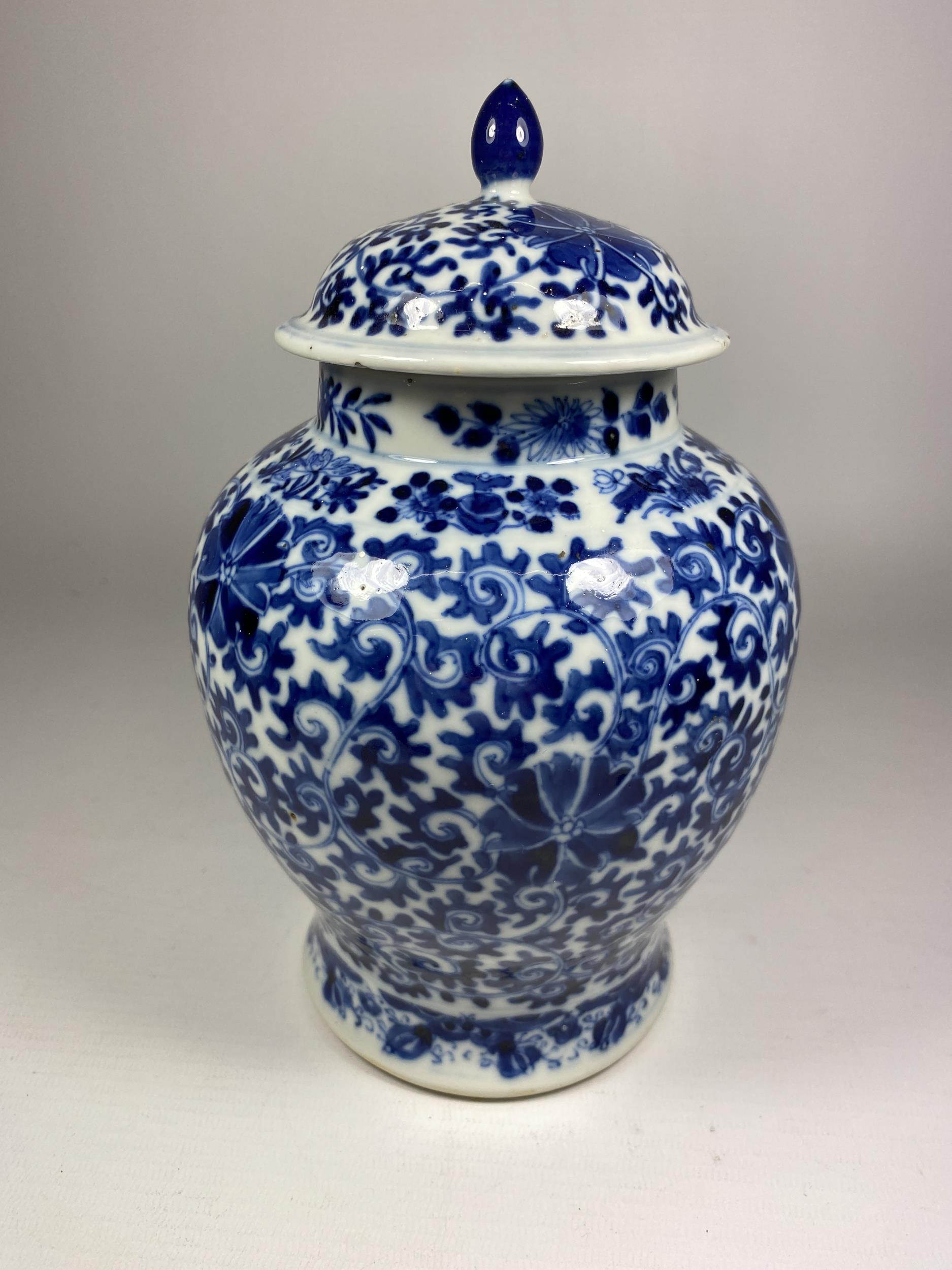 A 19TH CENTURY CHINESE BLUE AND WHITE LIDDED TEMPLE JAR / VASE, FOUR CHARACTER MARK TO BASE,