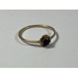 A 9CT GOLD RING WITH SAPPHIRE STONE, WEIGHT 1G