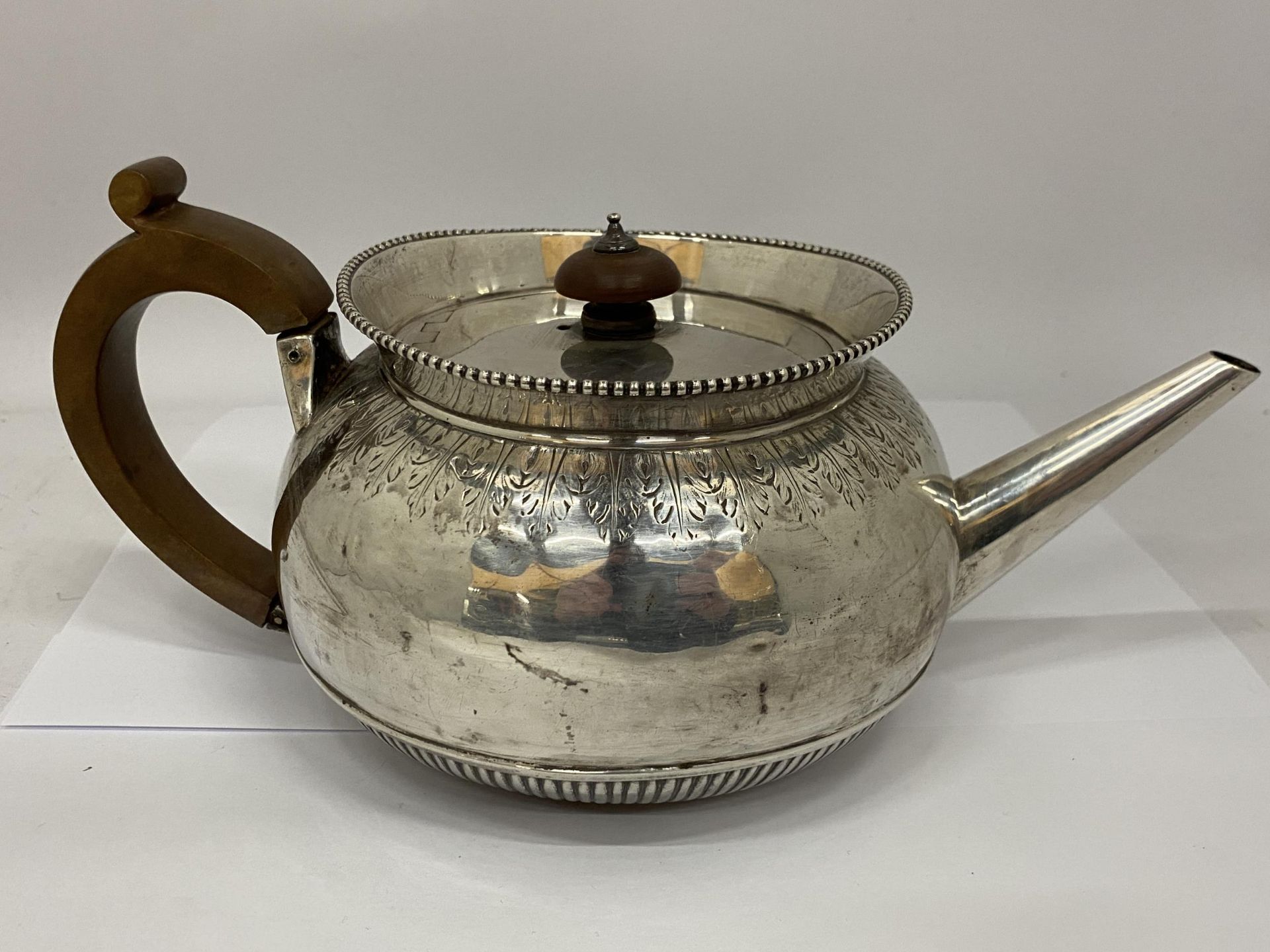 A LONDON HALLMARKED SILVER TEAPOT, WEIGHT 557G