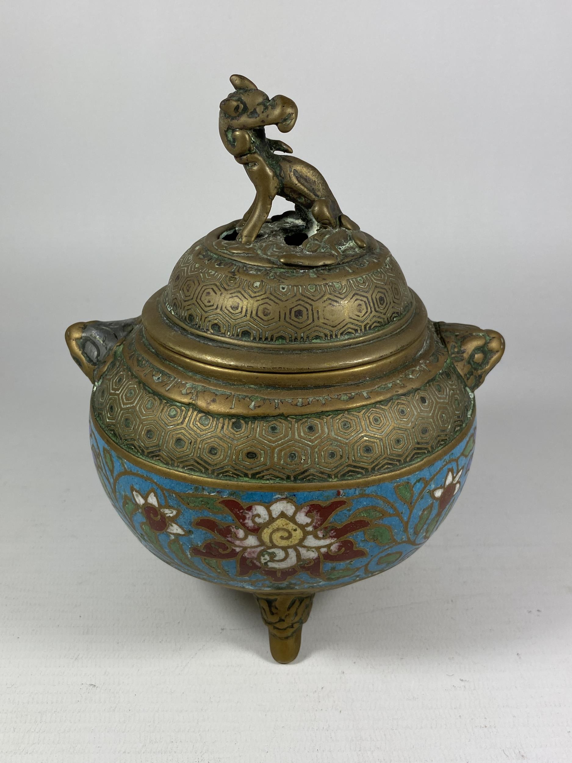 A CHINESE CLOISONNE AND BRASS LIDDED INCENSE BURNER ON TRIPOD BASE AND ANIMAL DESIGN FINIAL,