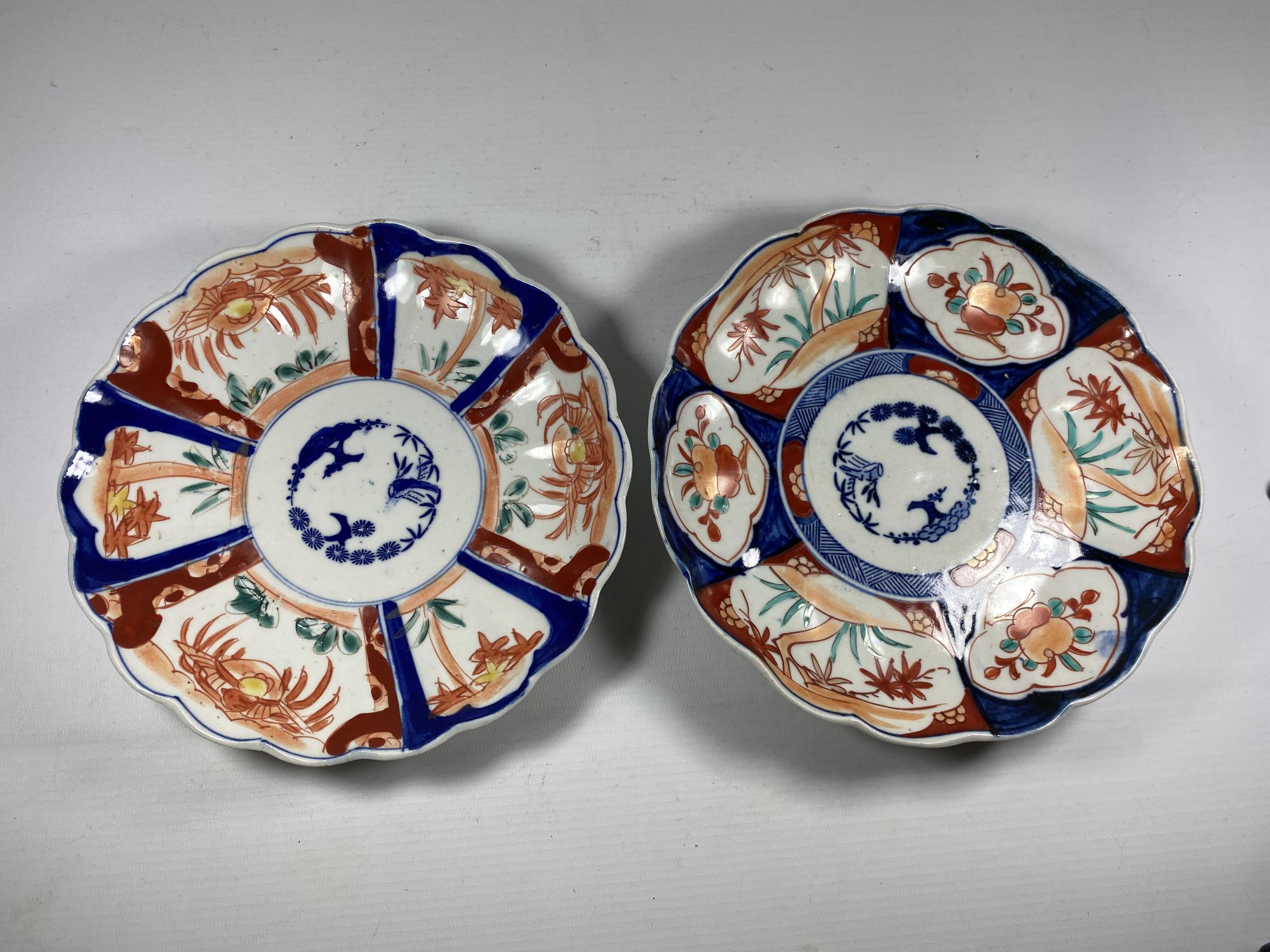 A PAIR OF JAPANESE MEIJI PERIOD (1868-1912) IMARI SCALLOPED RIM PLATES