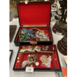 A JEWELLERY BOX WITH COSTUME JEWELLERY