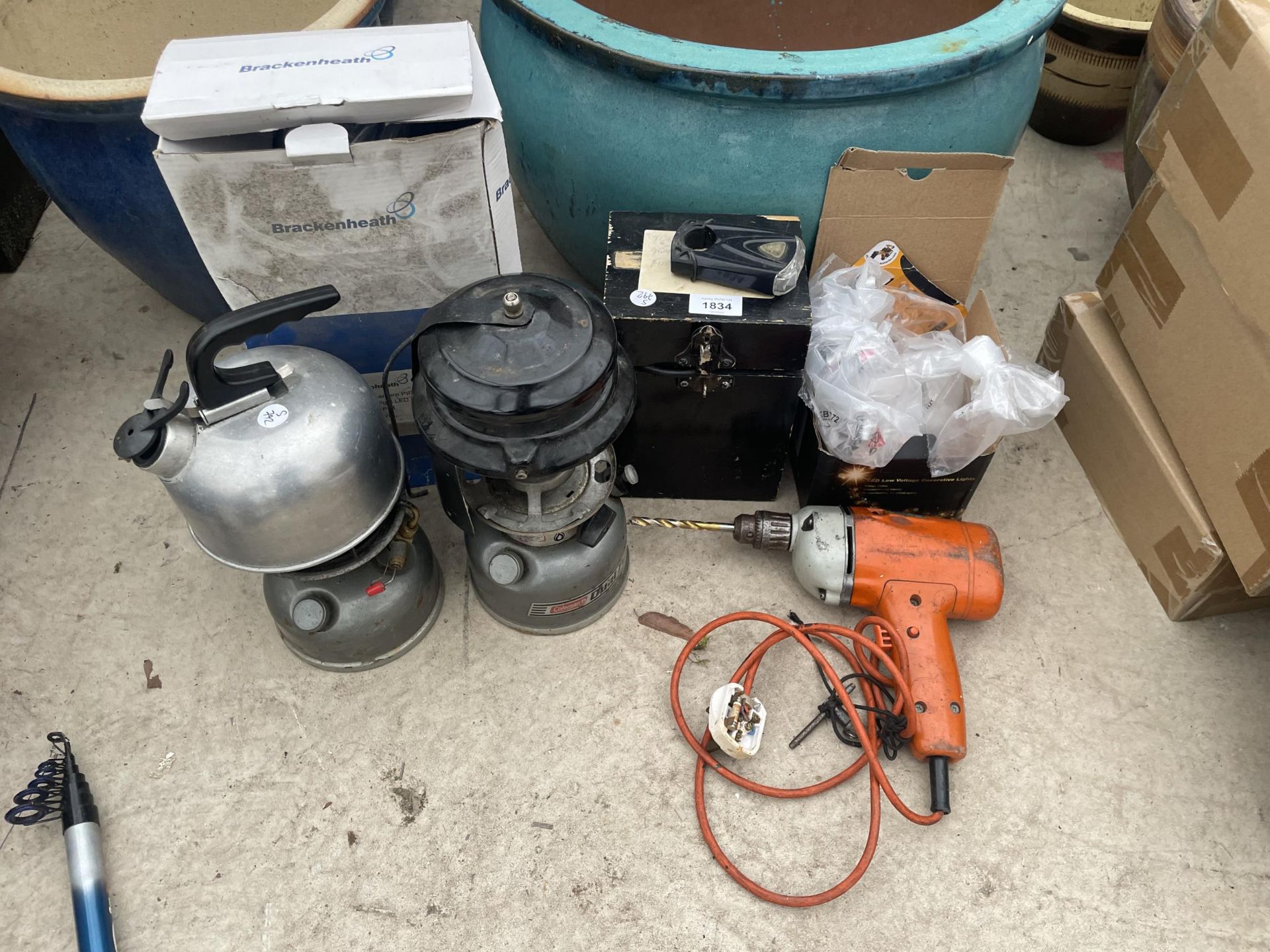 AN ASSORTMENT OF ITEMS TO INCLUDE TILLEY LAMP,CAMPING STOVE ETC
