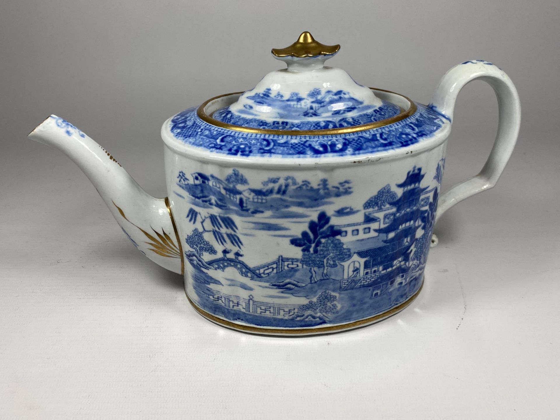 A CHINESE QING BLUE & WHITE EXPORT PORCELAIN TEAPOT WITH PAGODA DESIGN, HEIGHT 15CM - Image 4 of 6